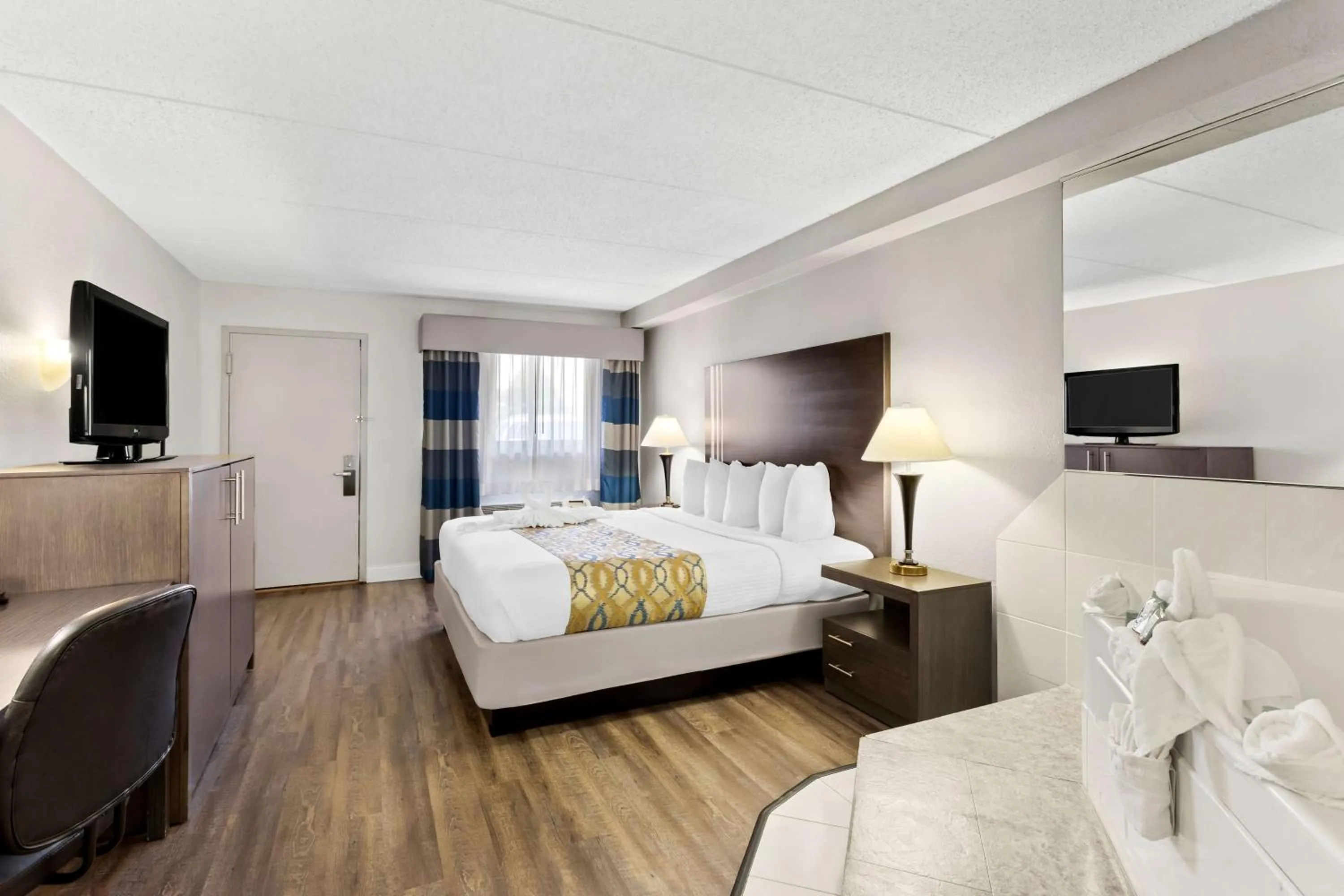 Bedroom, Bed in Best Western Naperville Inn