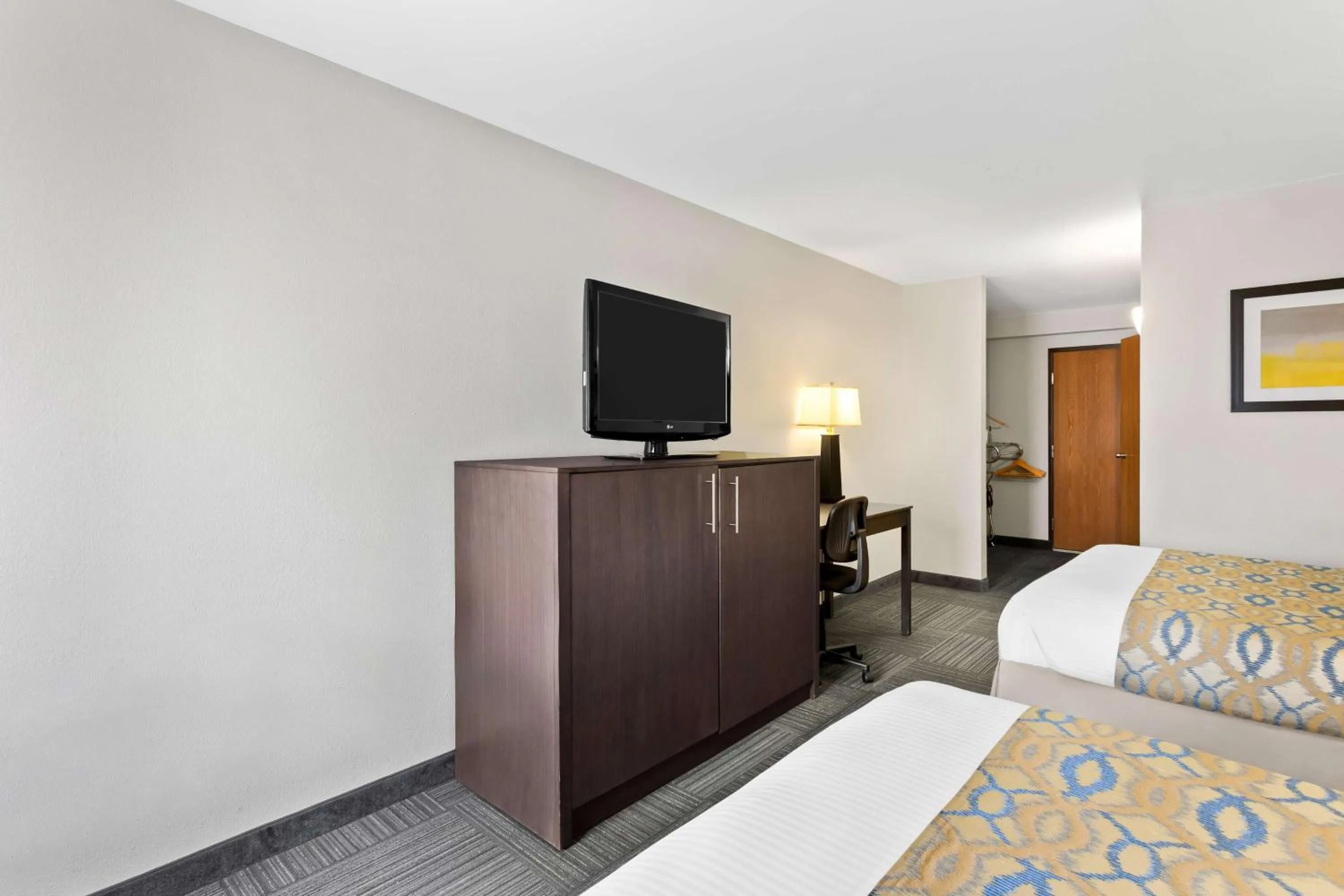 Bedroom, Bed in Best Western Naperville Inn