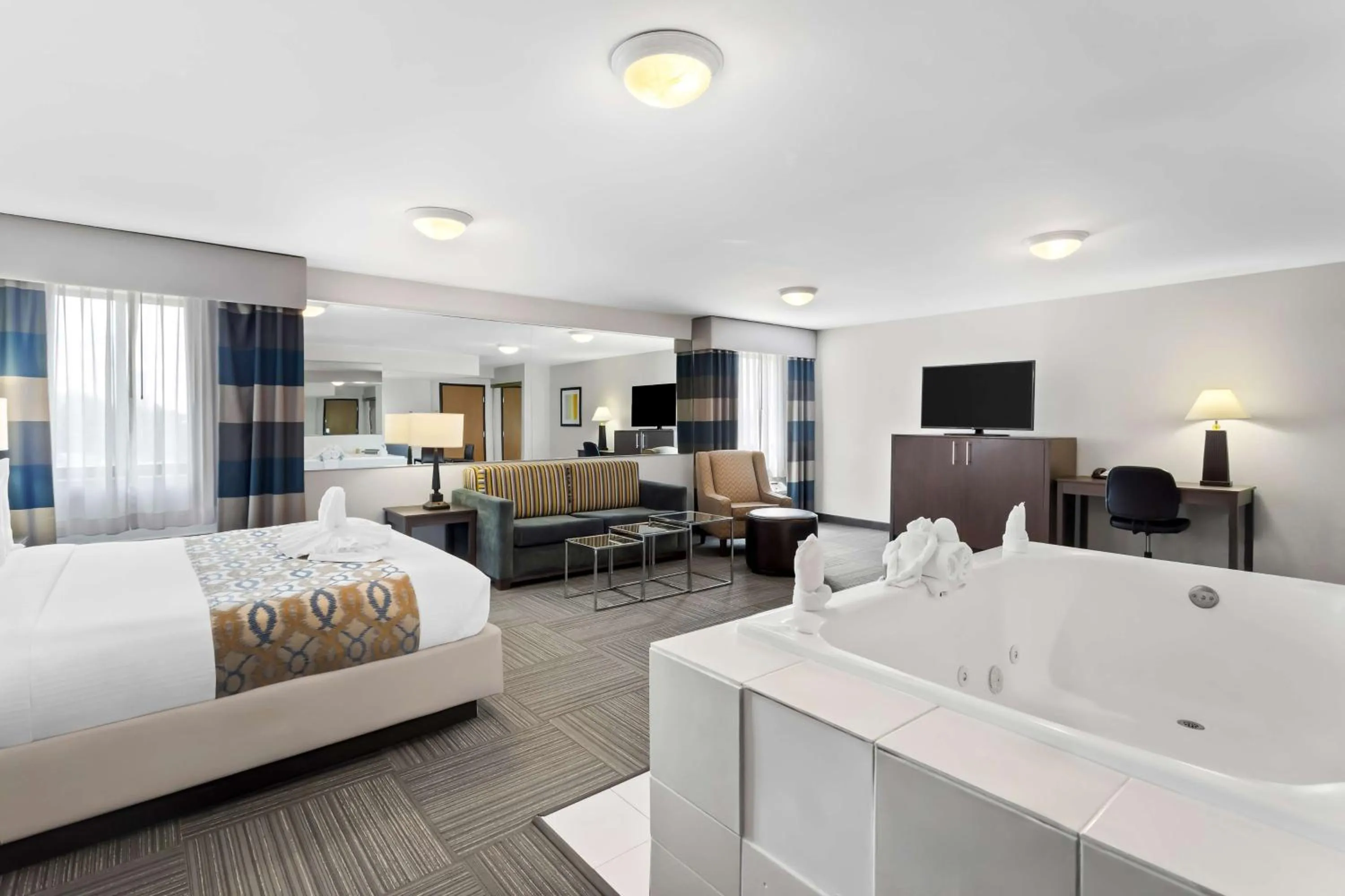 Bedroom, Bed in Best Western Naperville Inn