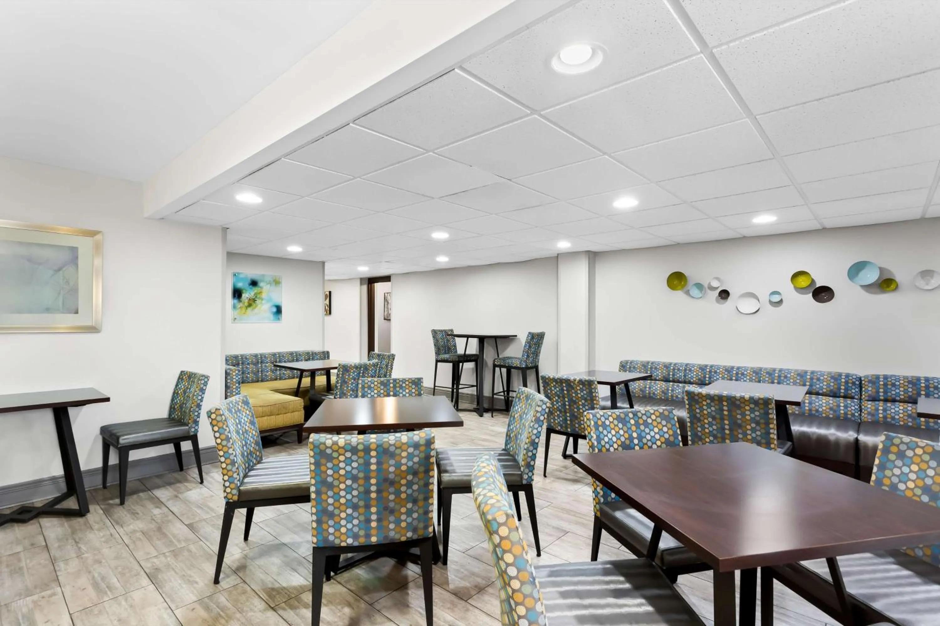 Breakfast in Best Western Naperville Inn