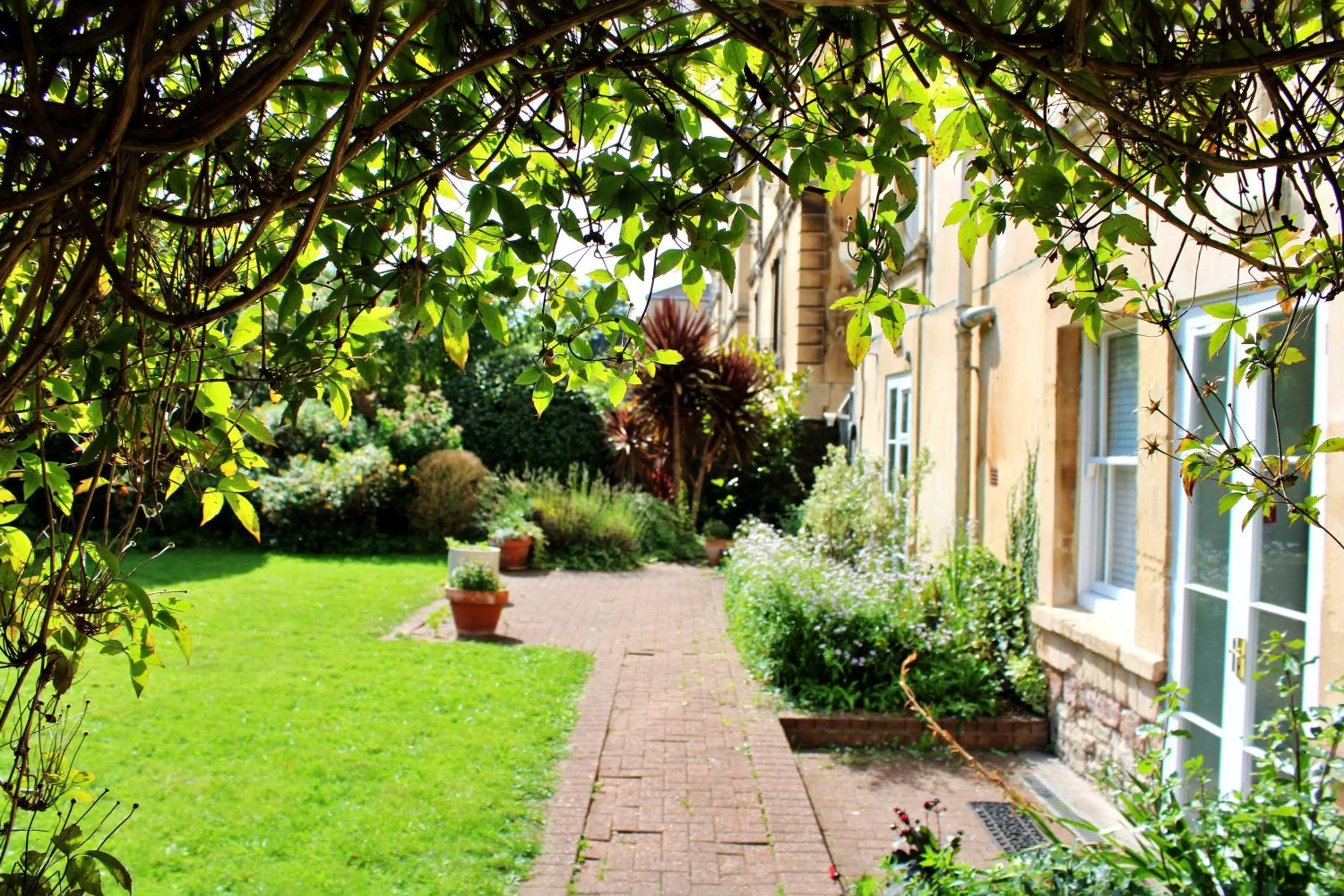 Garden in Victoria Square Hotel Clifton Village