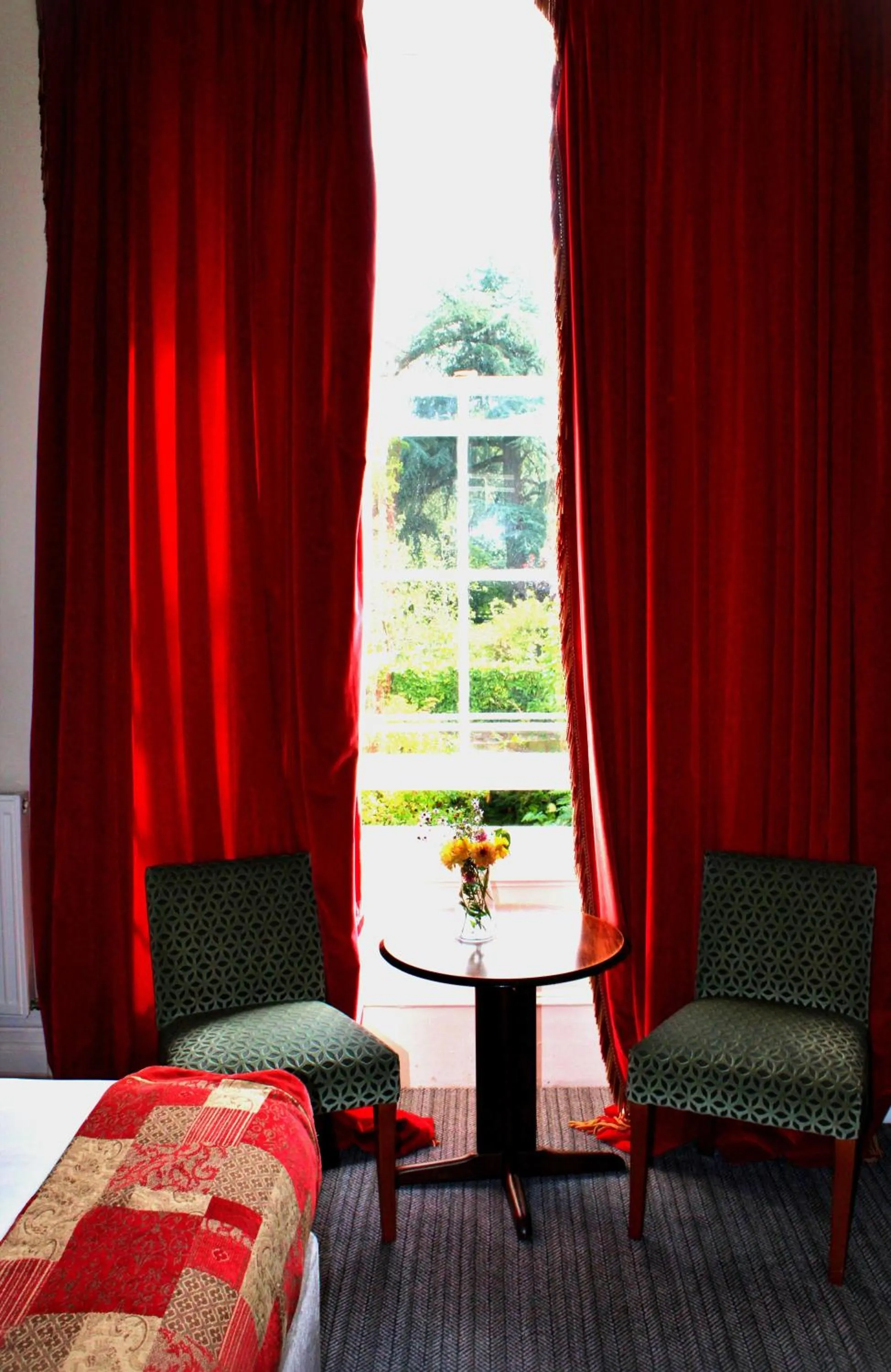 View (from property/room), Bed in Victoria Square Hotel Clifton Village