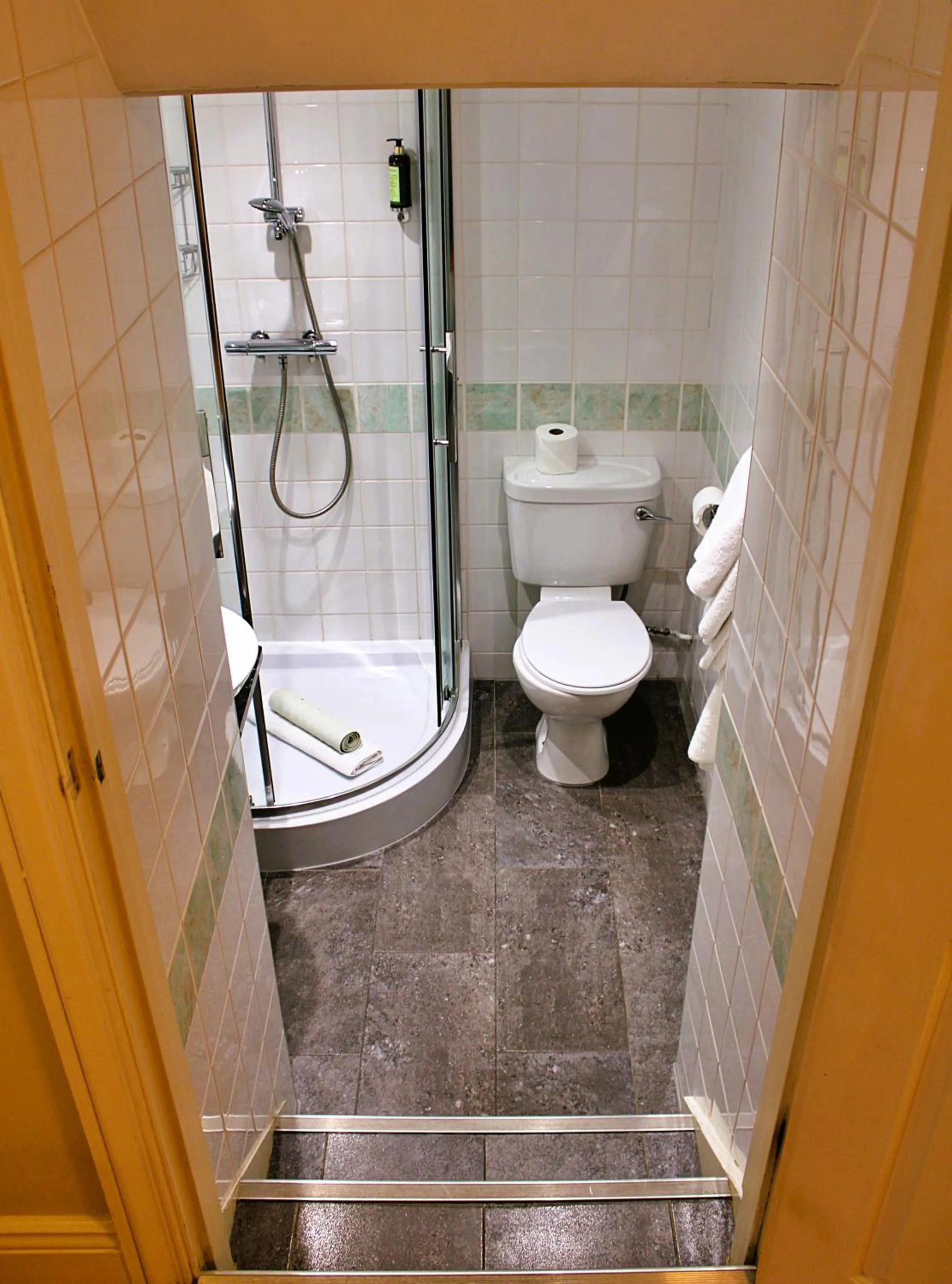 Shower in Victoria Square Hotel Clifton Village