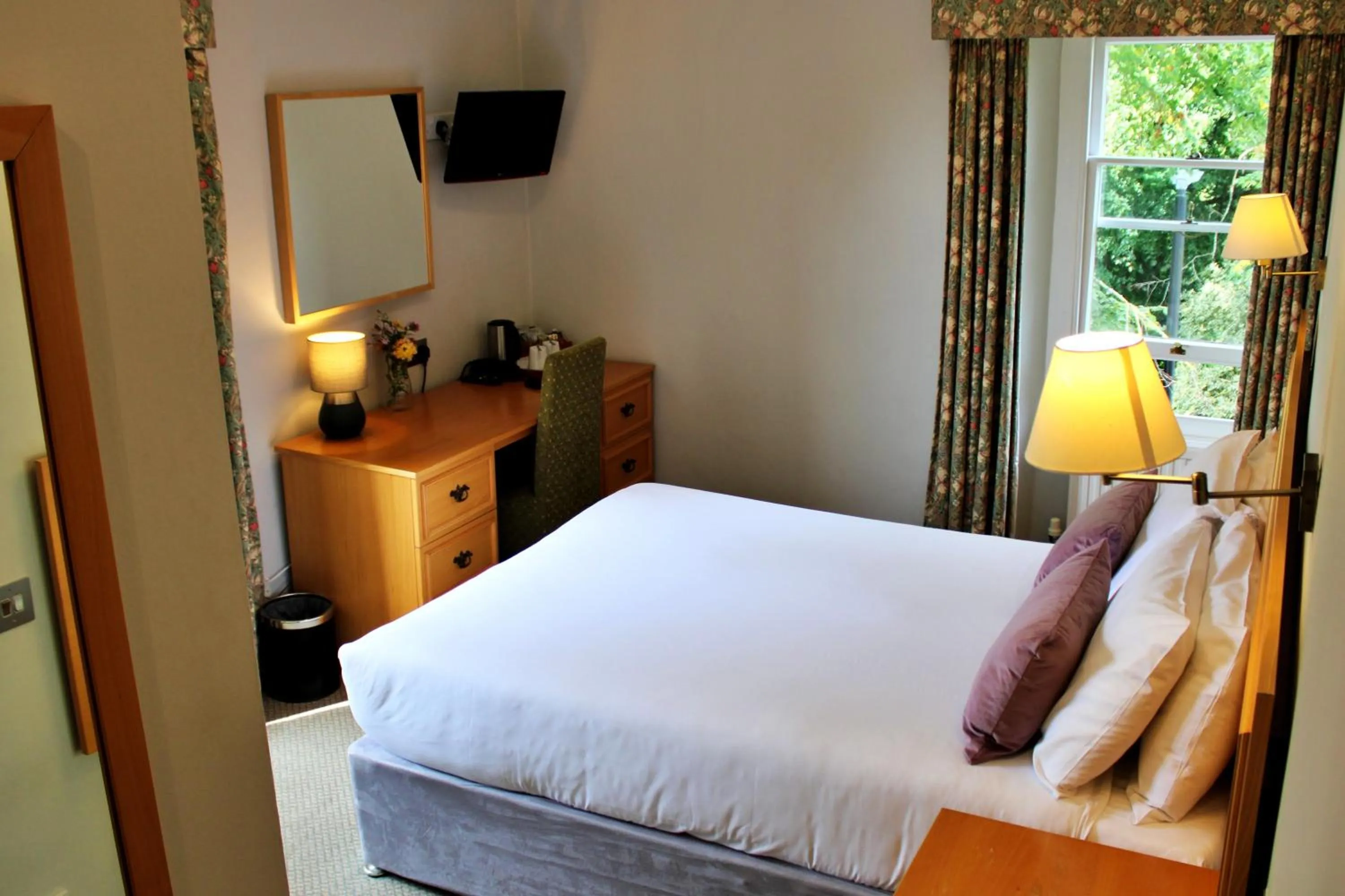 Photo of the whole room, Bed in Victoria Square Hotel Clifton Village