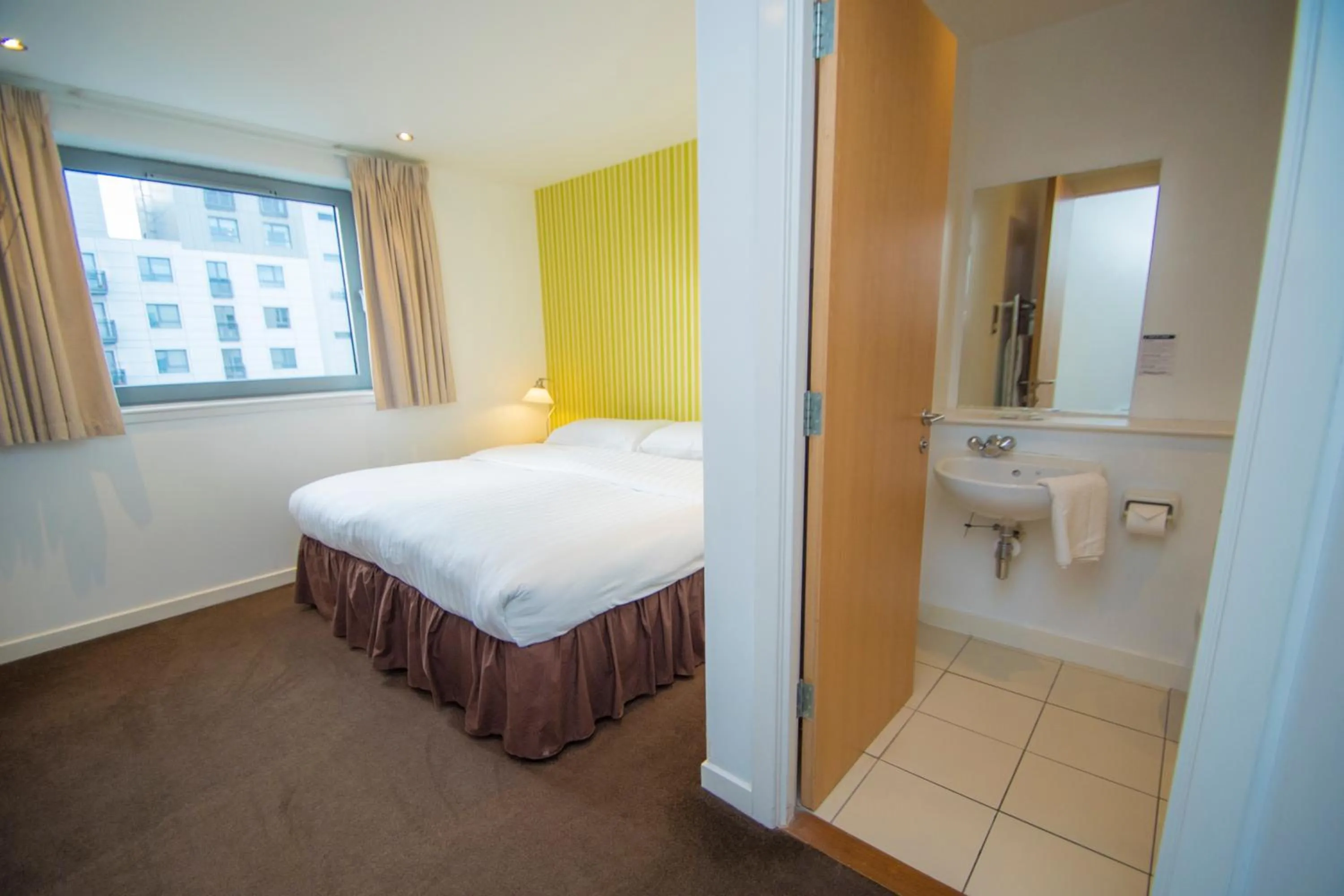 Shower, Bed in Ocean Serviced Apartments