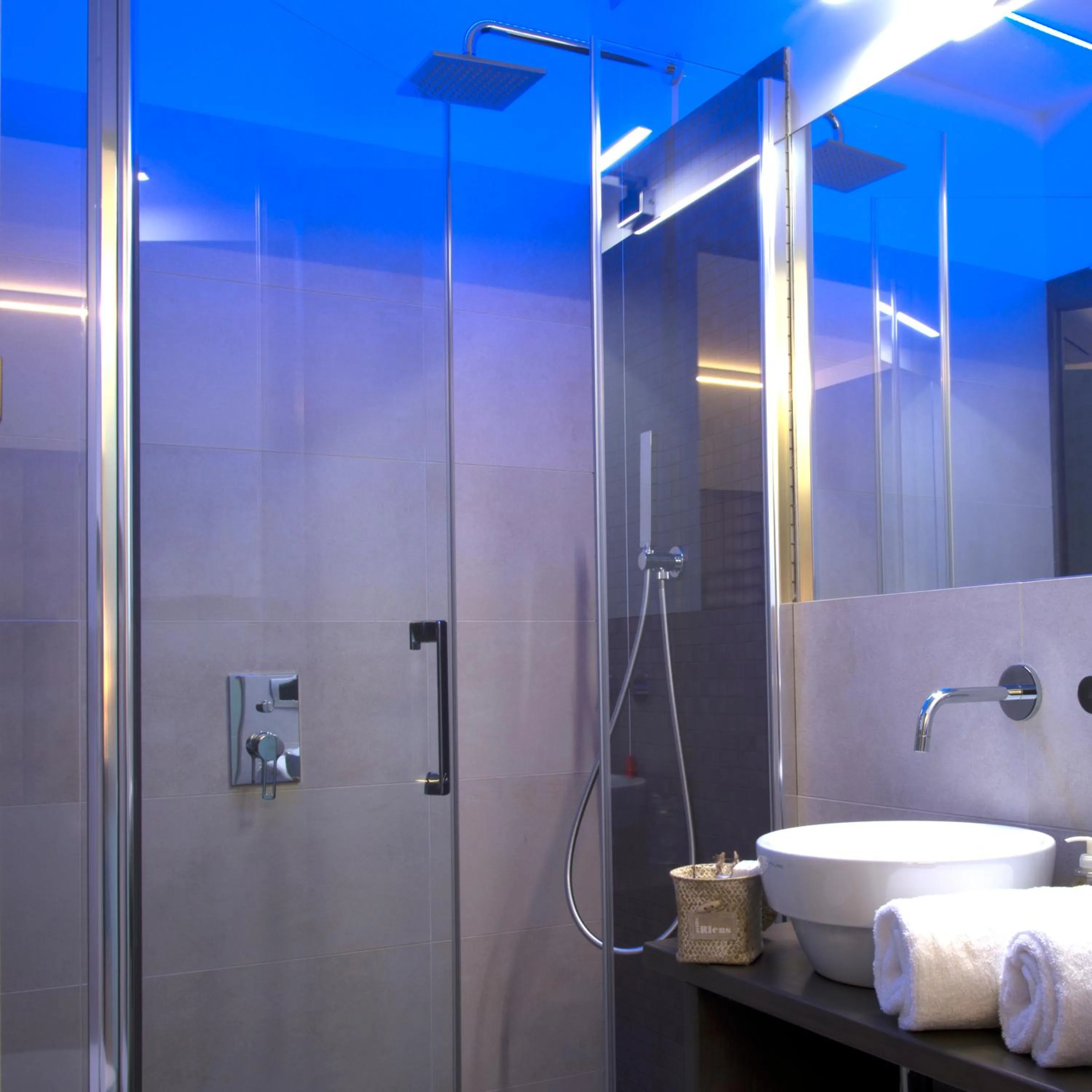 Shower in Cascina36 B&B