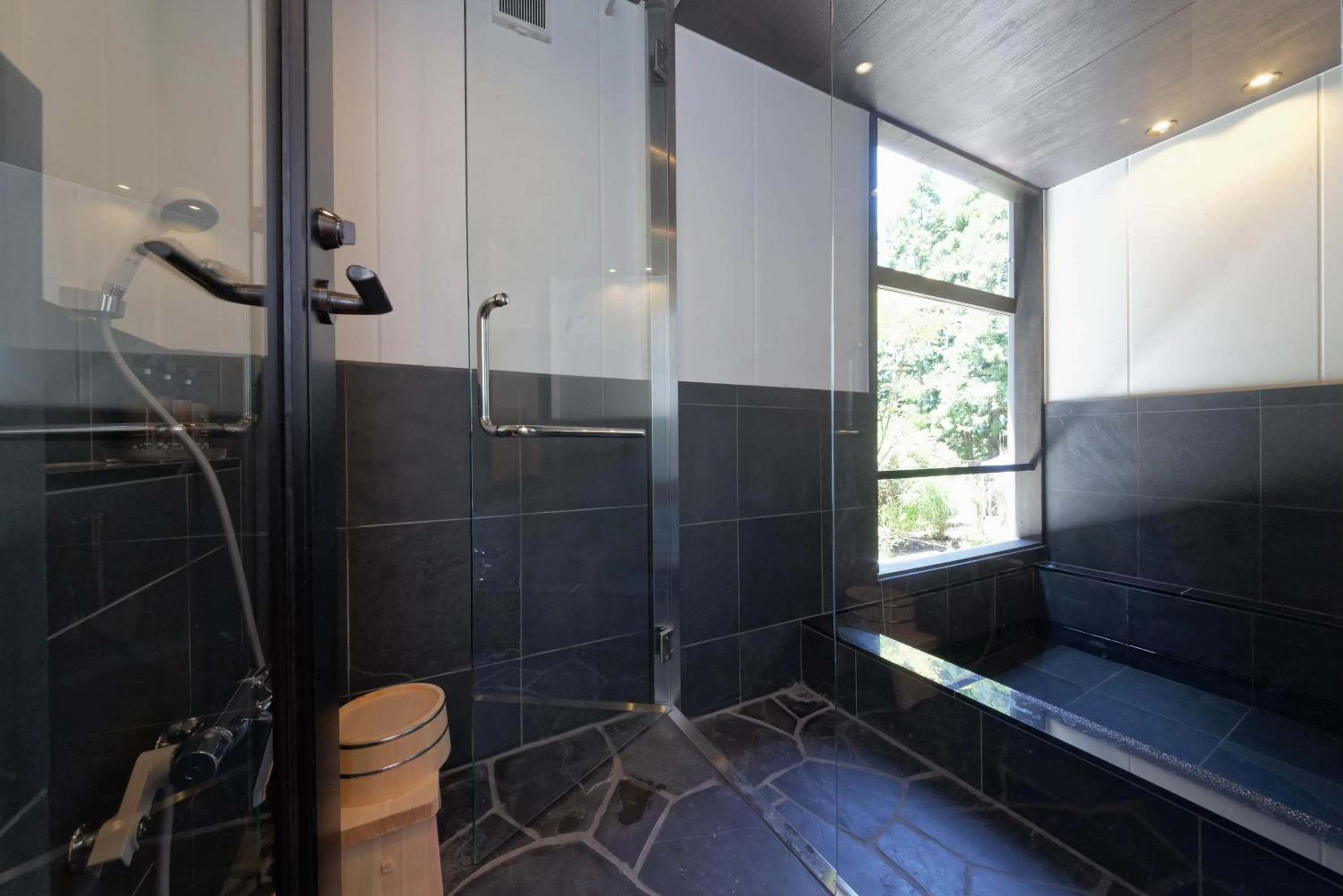 Shower in Susukinohara Ichinoyu