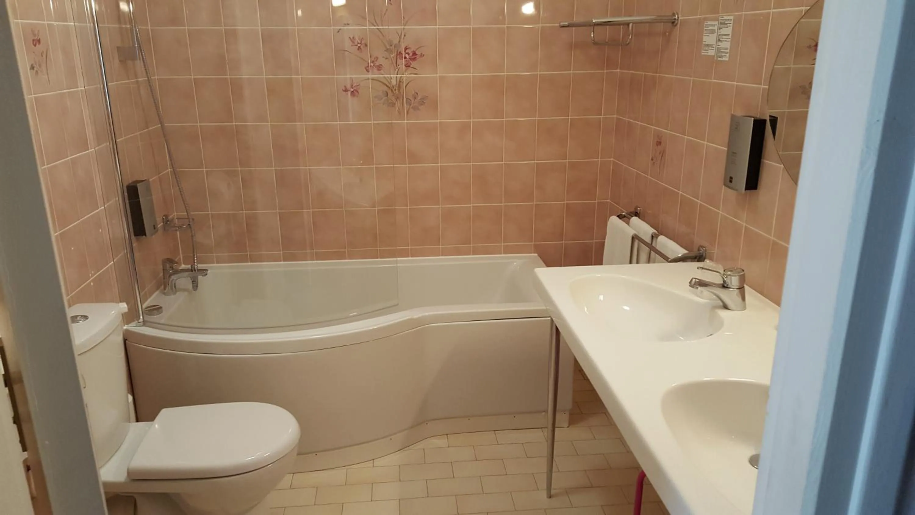 Bathroom in Logis Hôtel Restaurant L'Unique