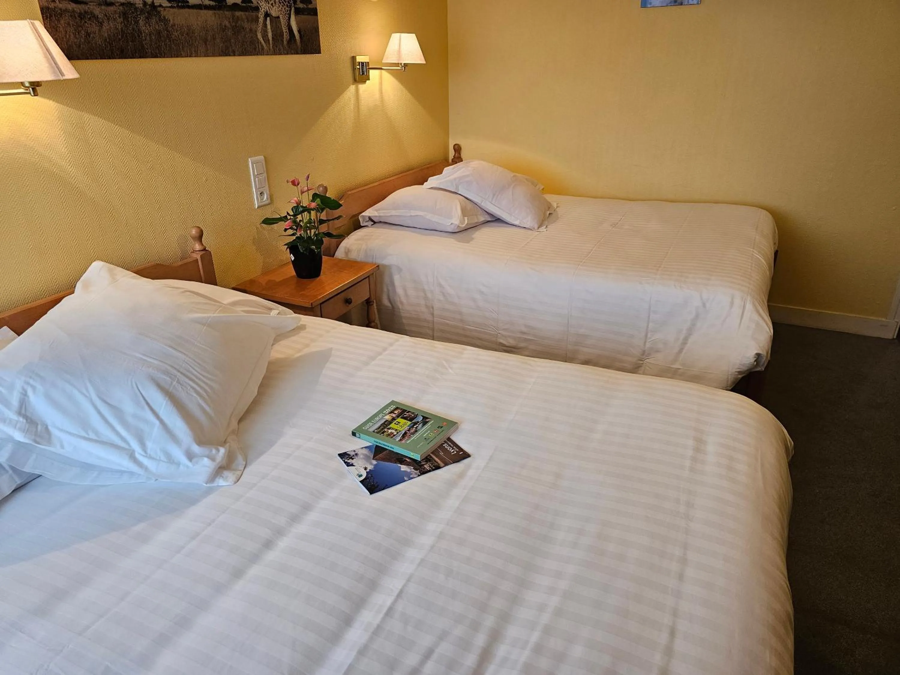 Bed in Logis Hôtel Restaurant L'Unique