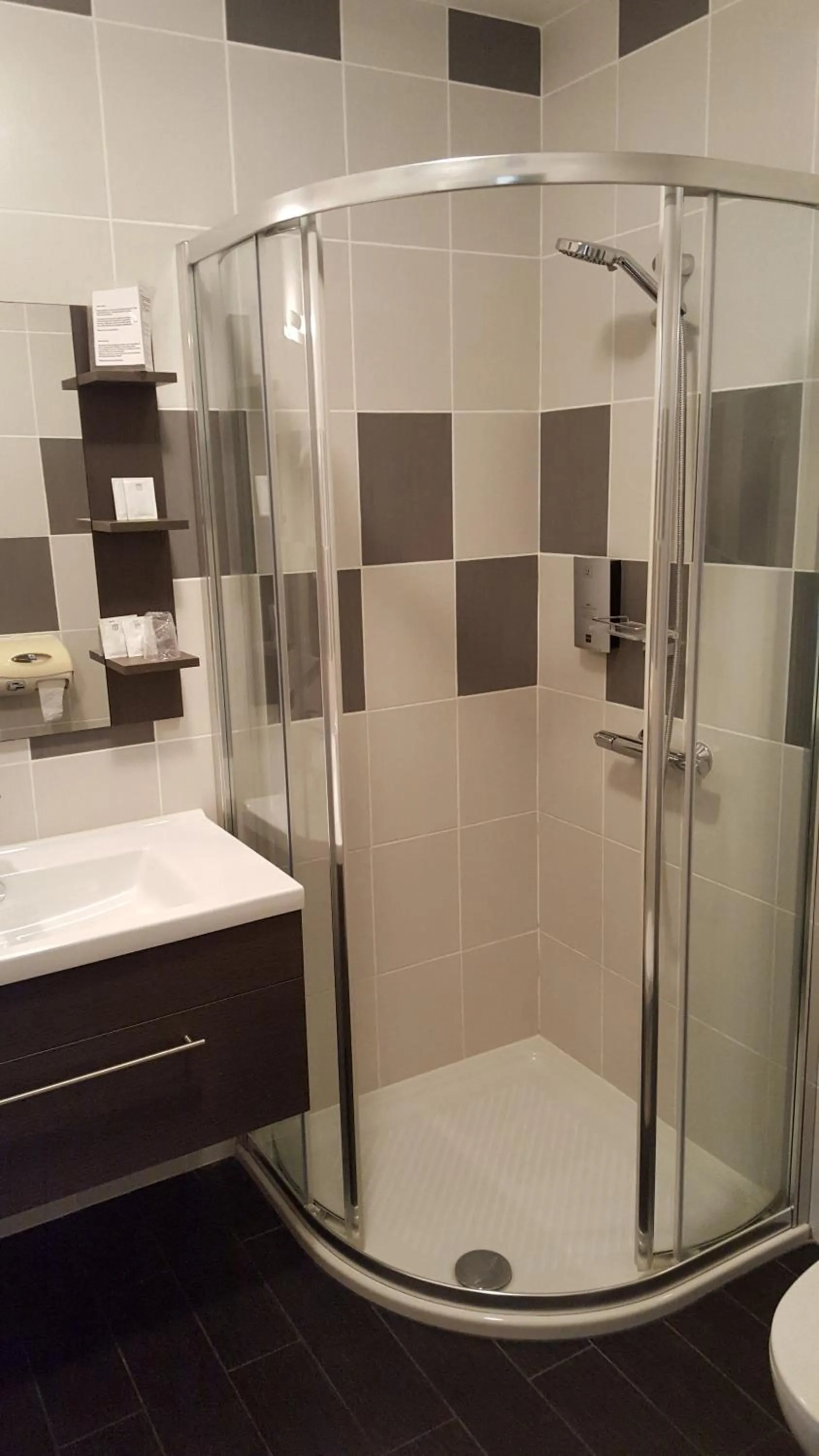 Bathroom in Logis Hôtel Restaurant L'Unique