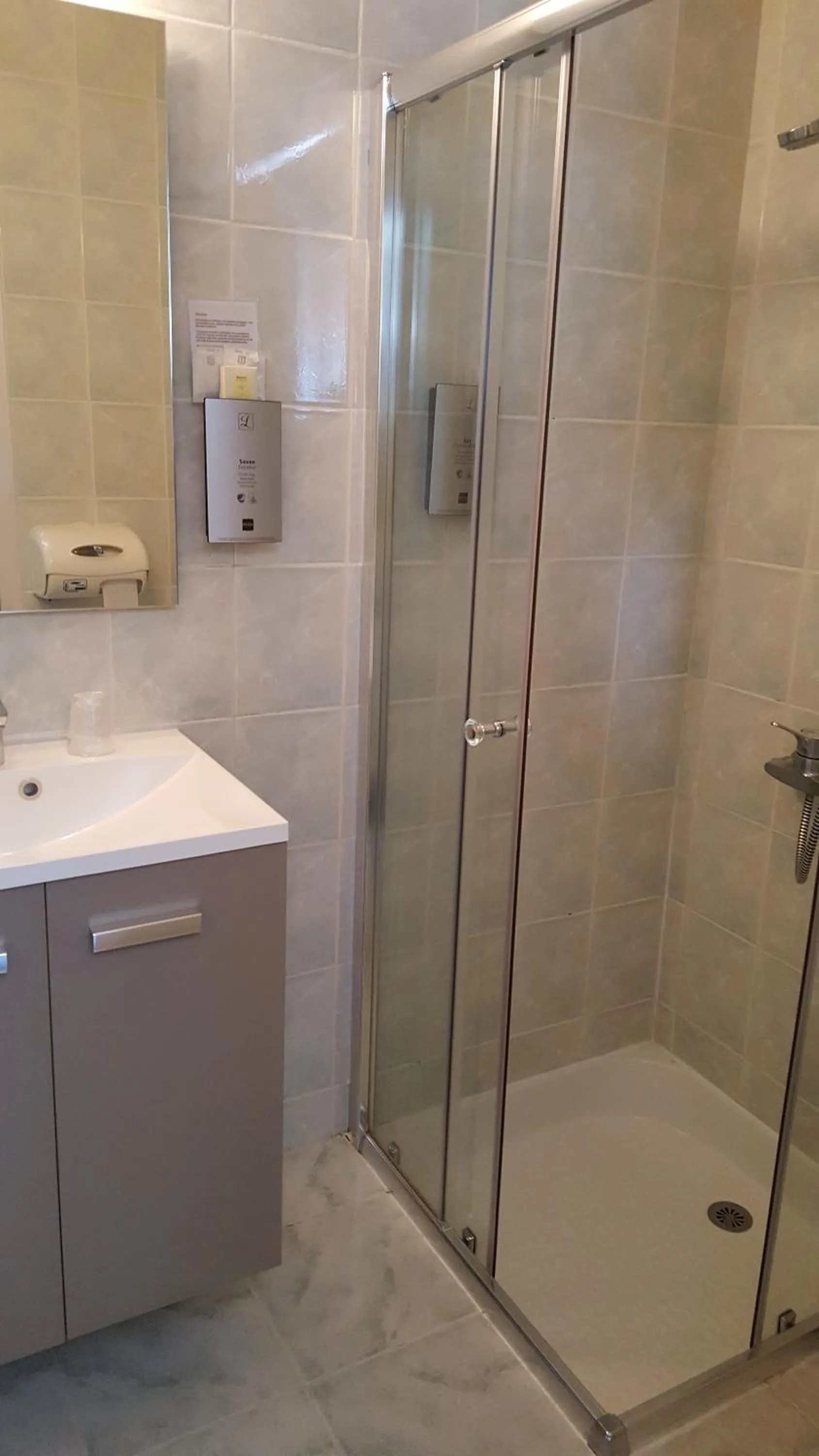 Bathroom in Logis Hôtel Restaurant L'Unique