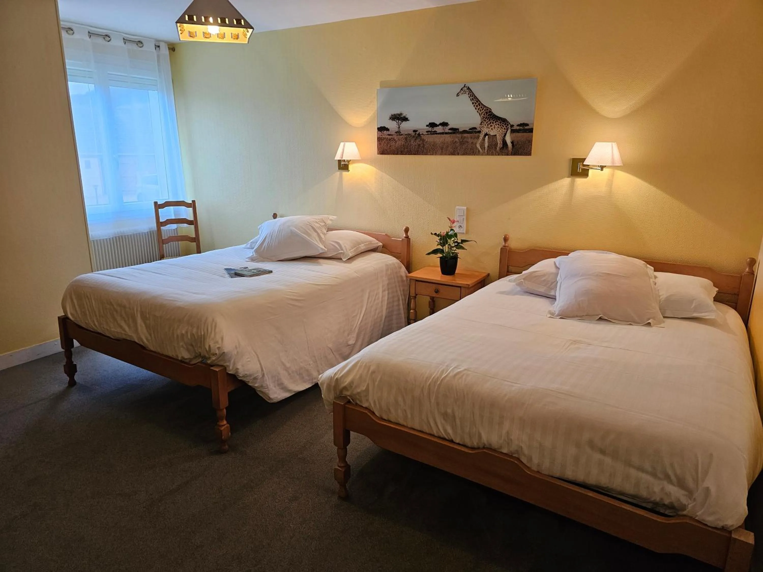 Bed in Logis Hôtel Restaurant L'Unique