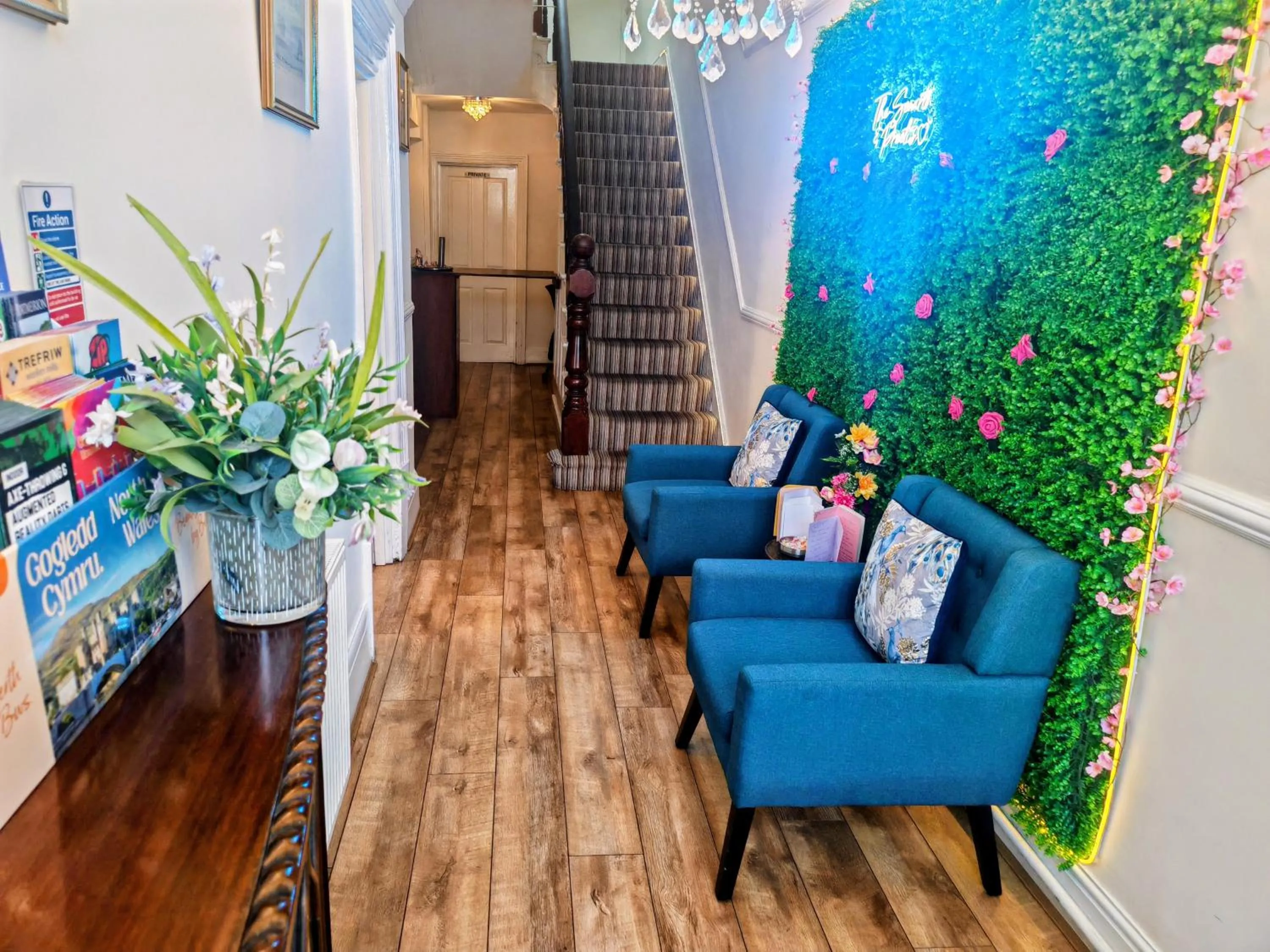 Communal lounge/ TV room in The Senarth Guesthouse - Seaside Guesthouse with Breakfast & Free Parking