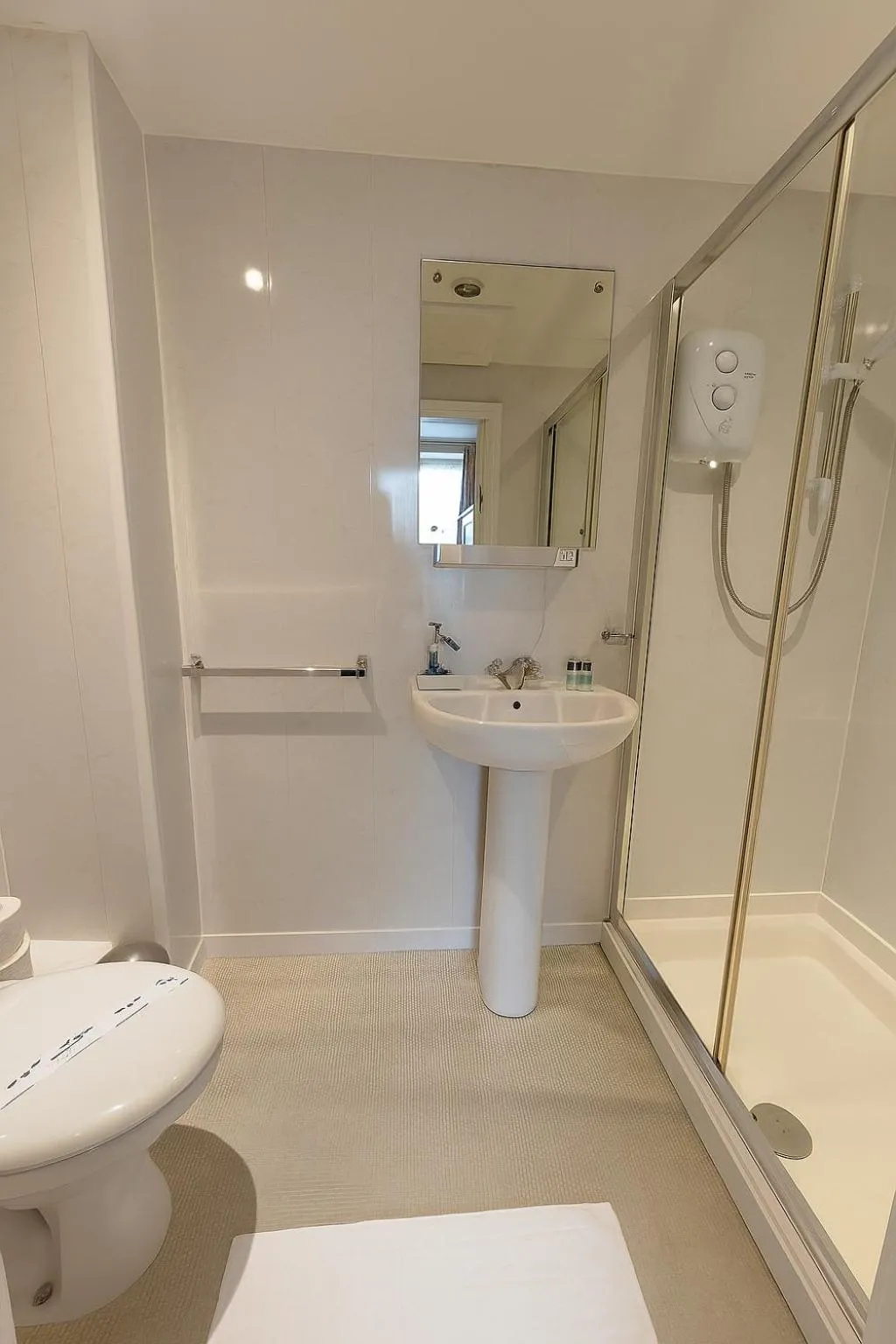 Bathroom in The Senarth Guesthouse - Seaside Guesthouse with Breakfast & Free Parking