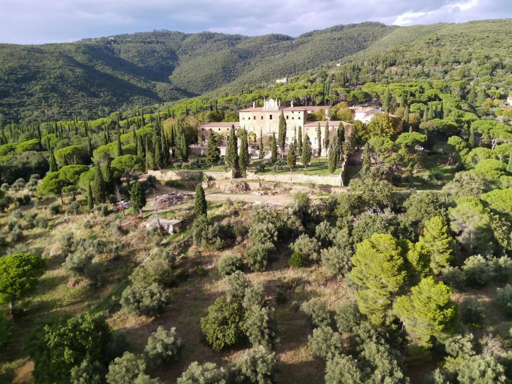 Landmark view in Tra lago e collina