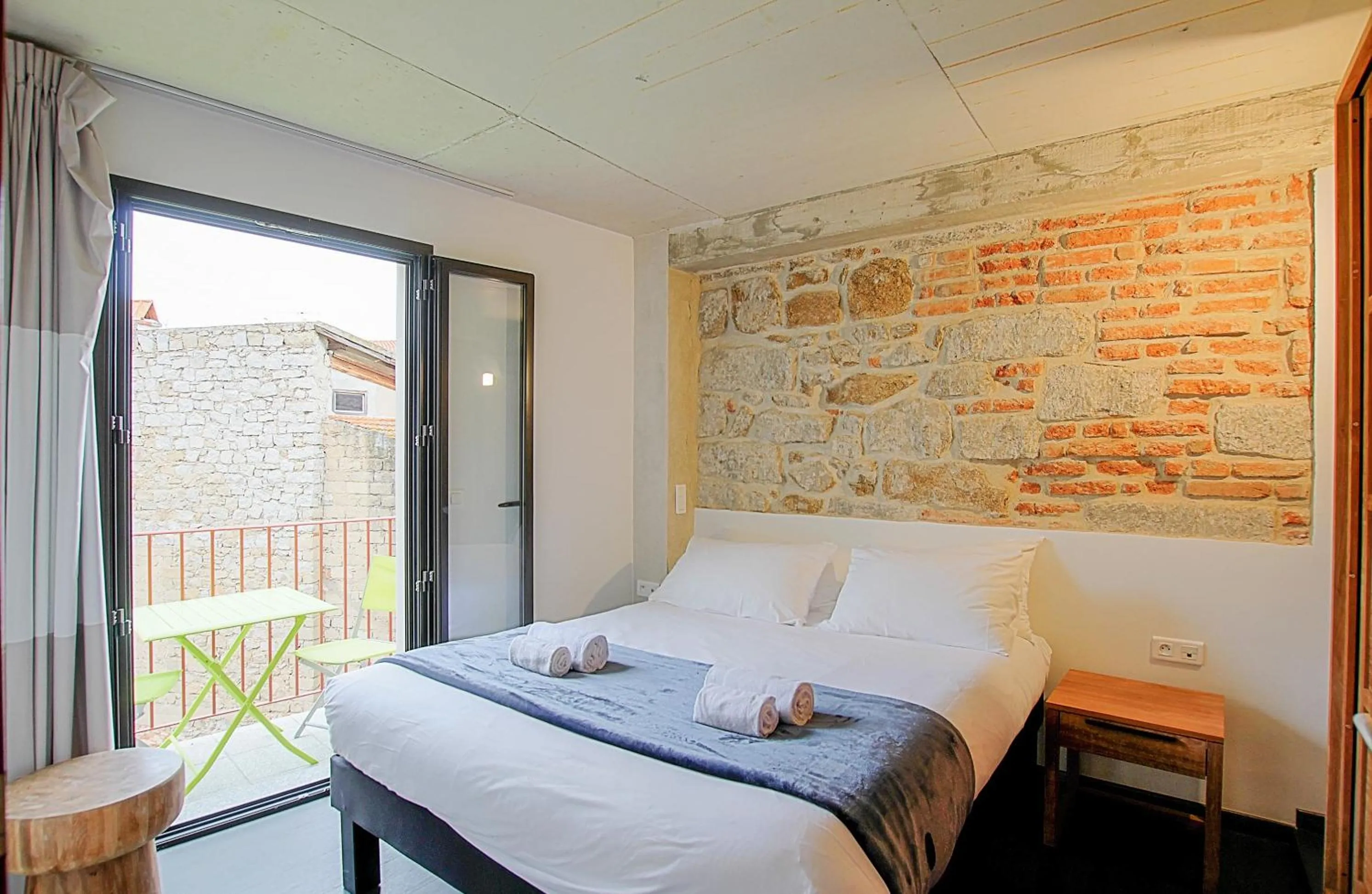 Photo of the whole room, Bed in Residence Kalliste