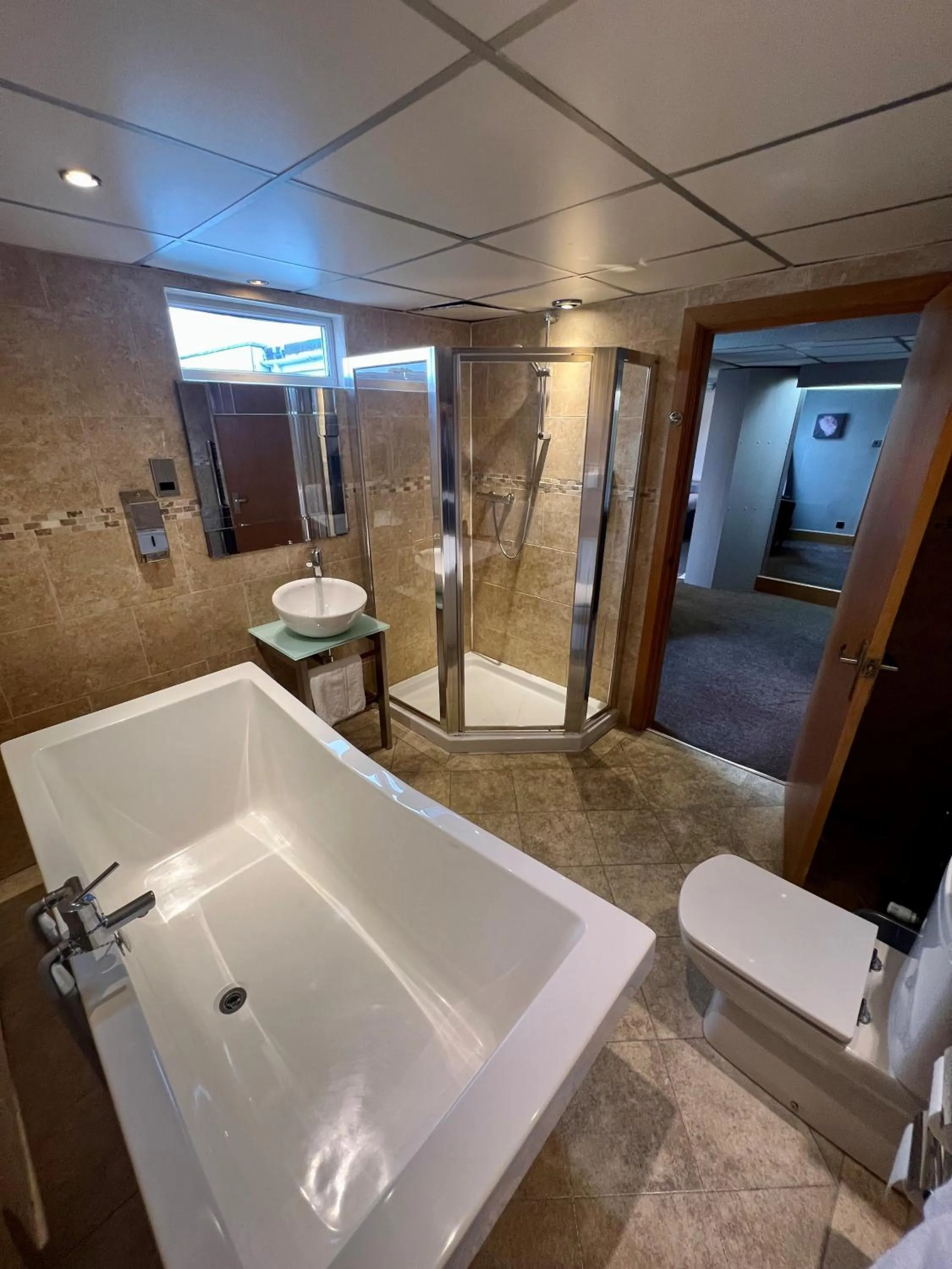 Inn On The Prom At The Fernlea Hotel