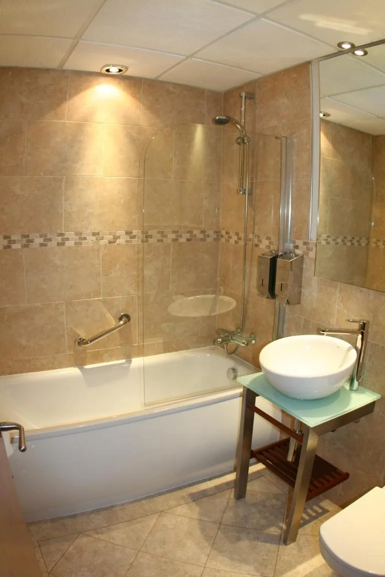 Inn On The Prom At The Fernlea Hotel