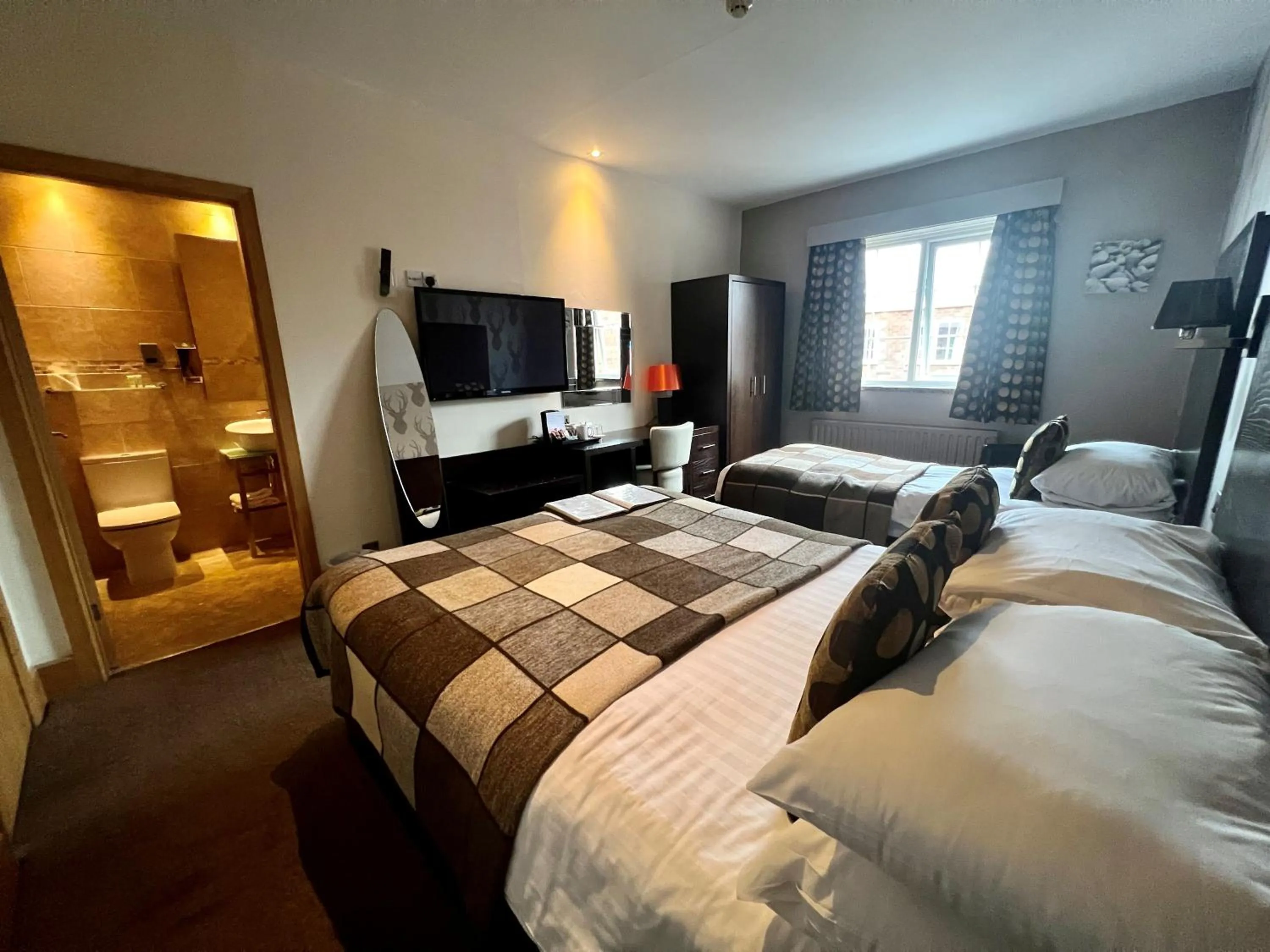 Bed in Inn On The Prom At The Fernlea Hotel