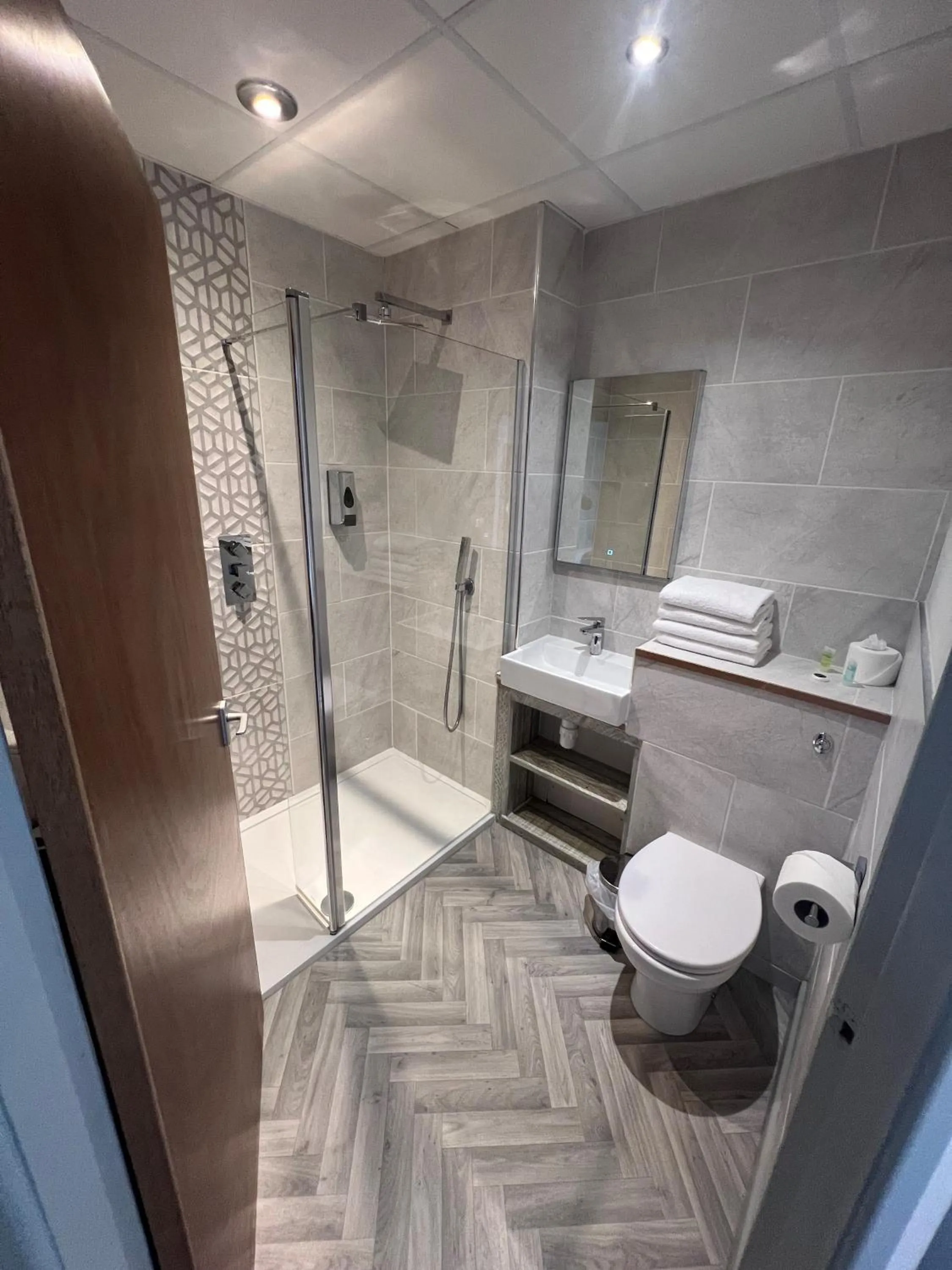 Inn On The Prom At The Fernlea Hotel