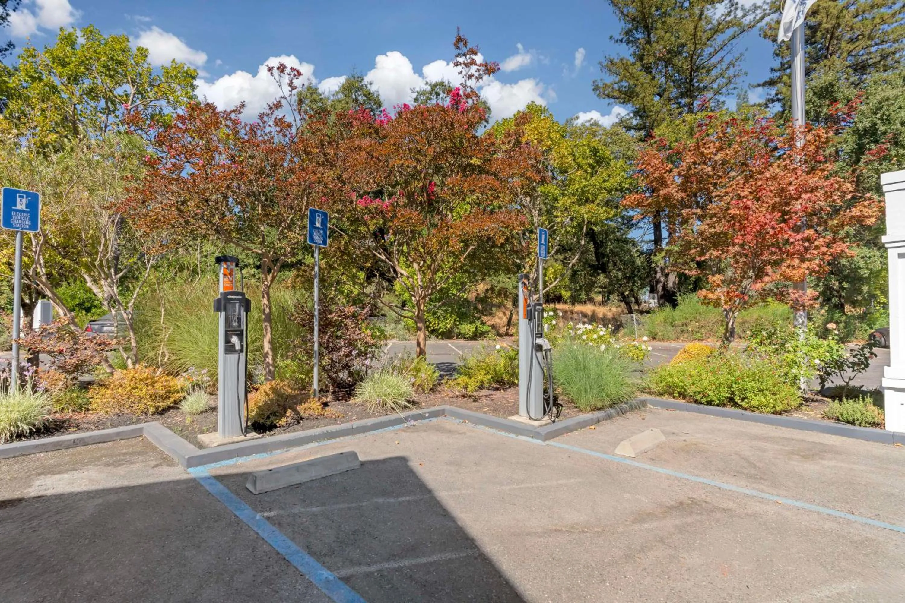 Property building in Best Western Dry Creek Inn