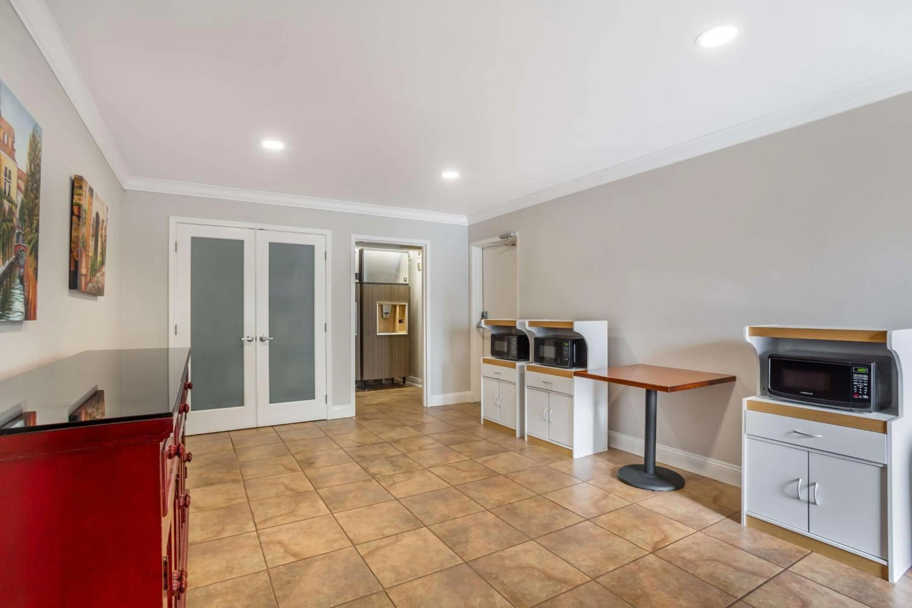 Property building in Best Western Dry Creek Inn