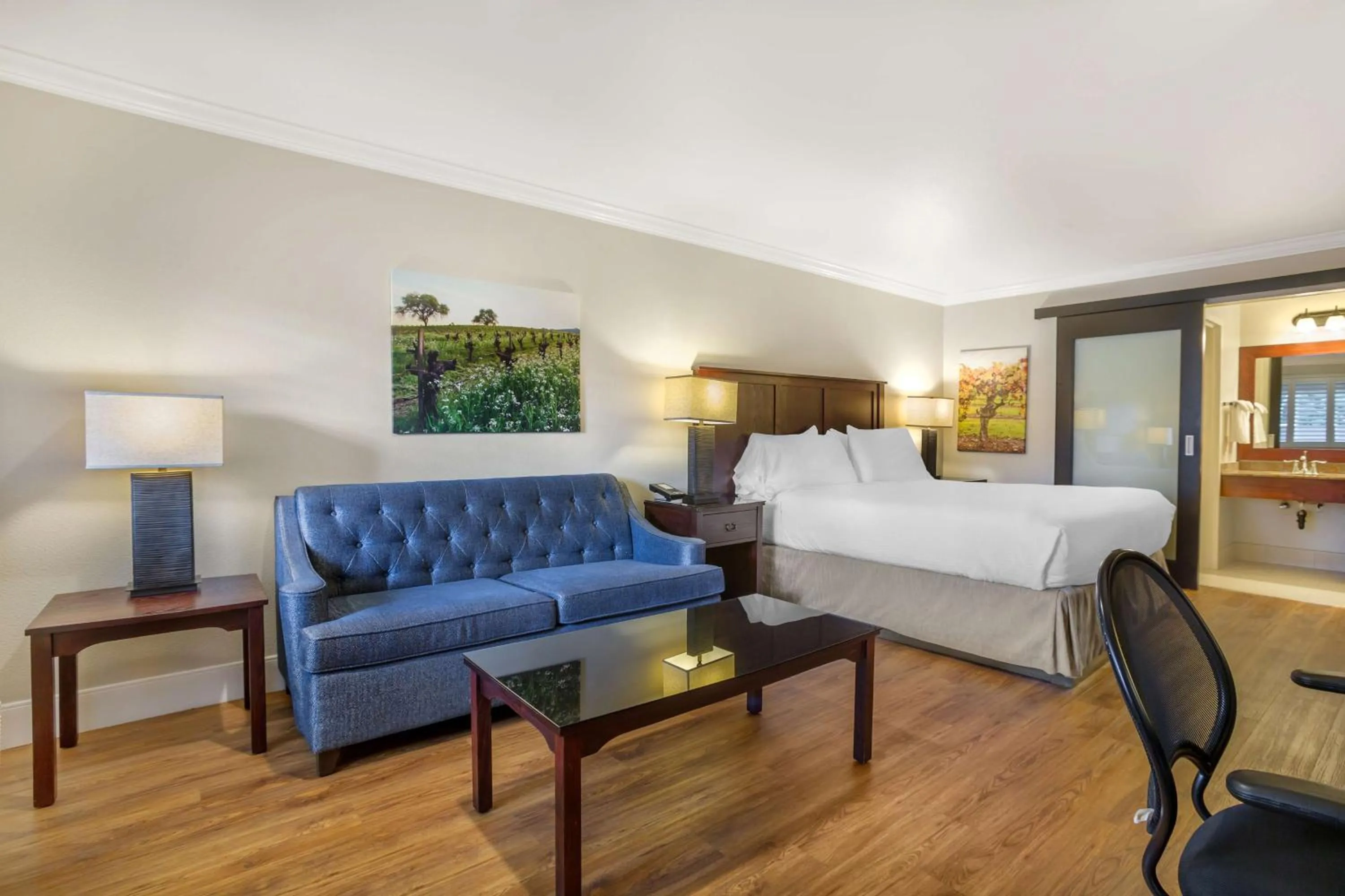 Bedroom, Bed in Best Western Dry Creek Inn