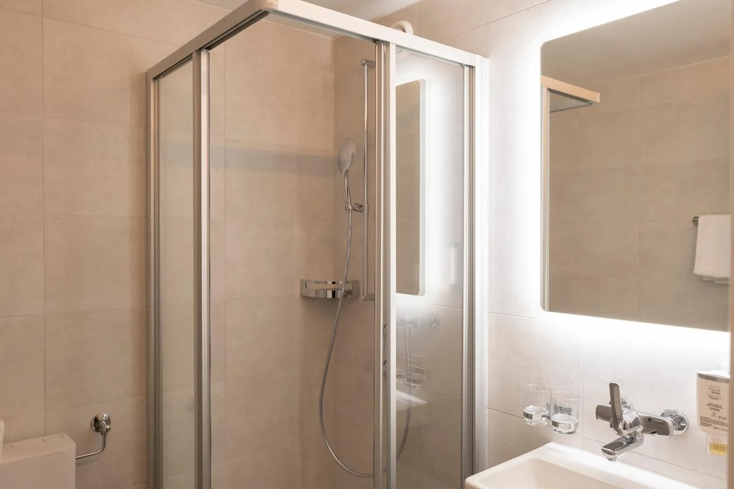 Shower in Hotel Bahnhof Zollikofen