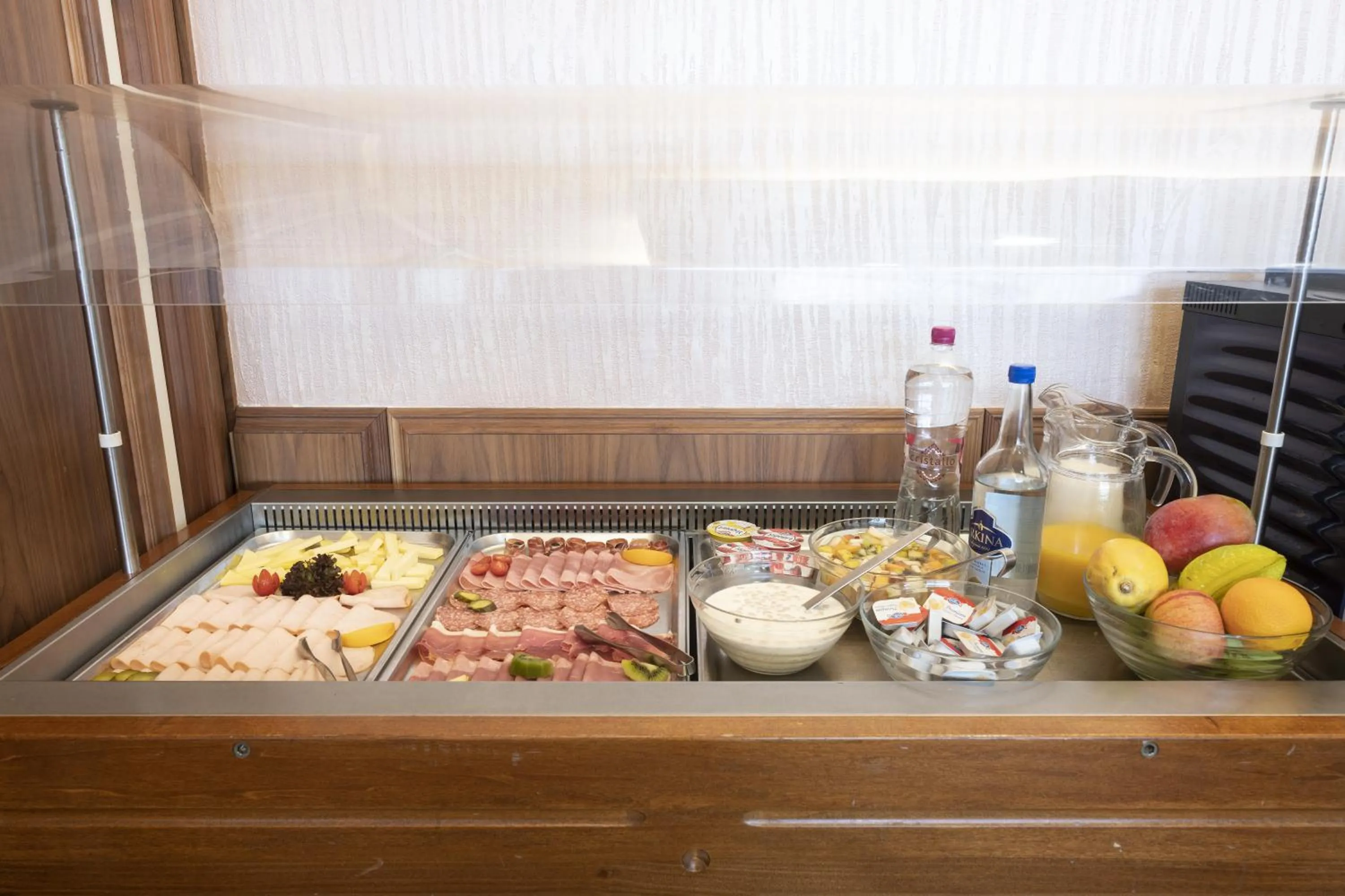 Buffet breakfast in Hotel Bahnhof Zollikofen