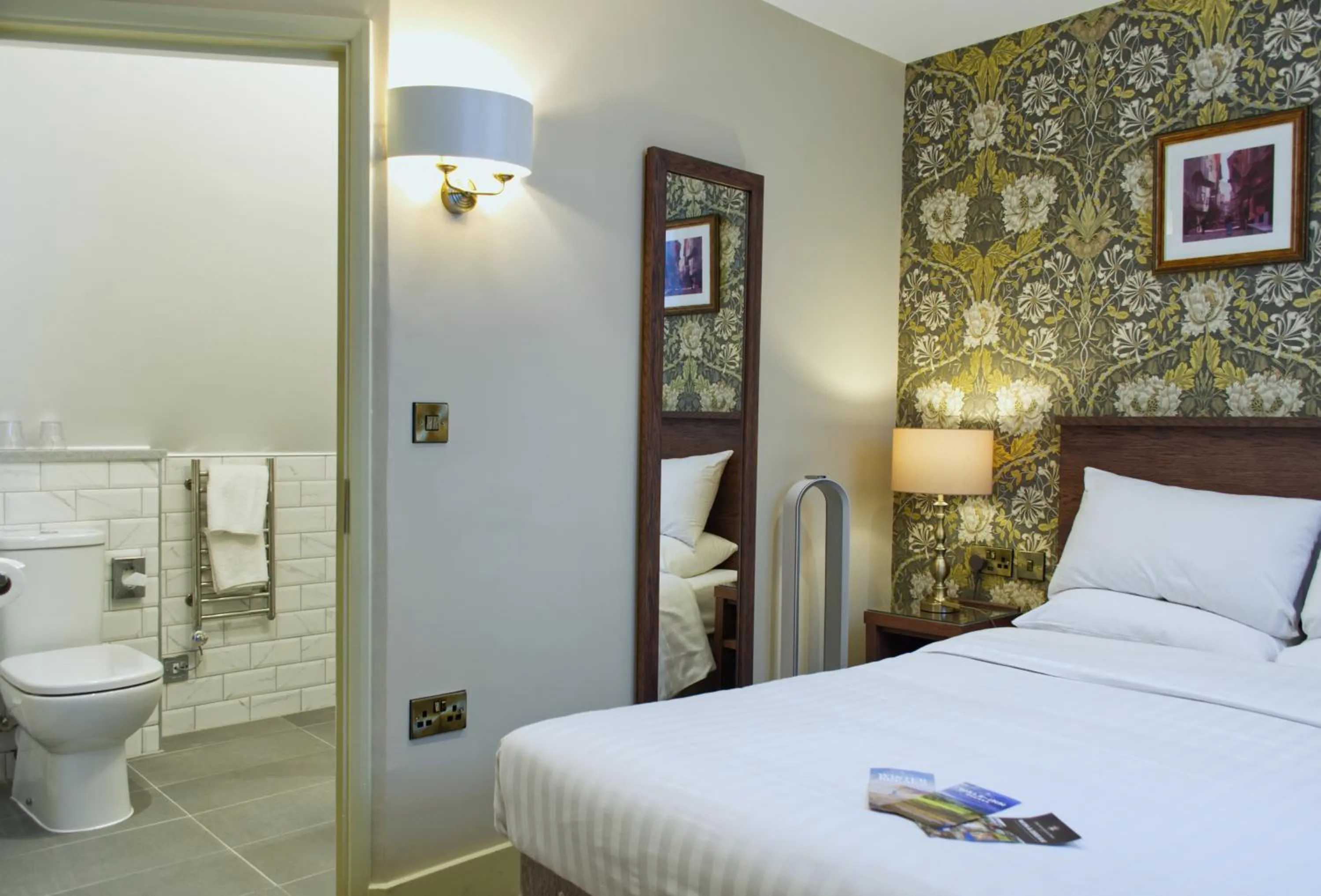 Bathroom, Bed in The Dean Court