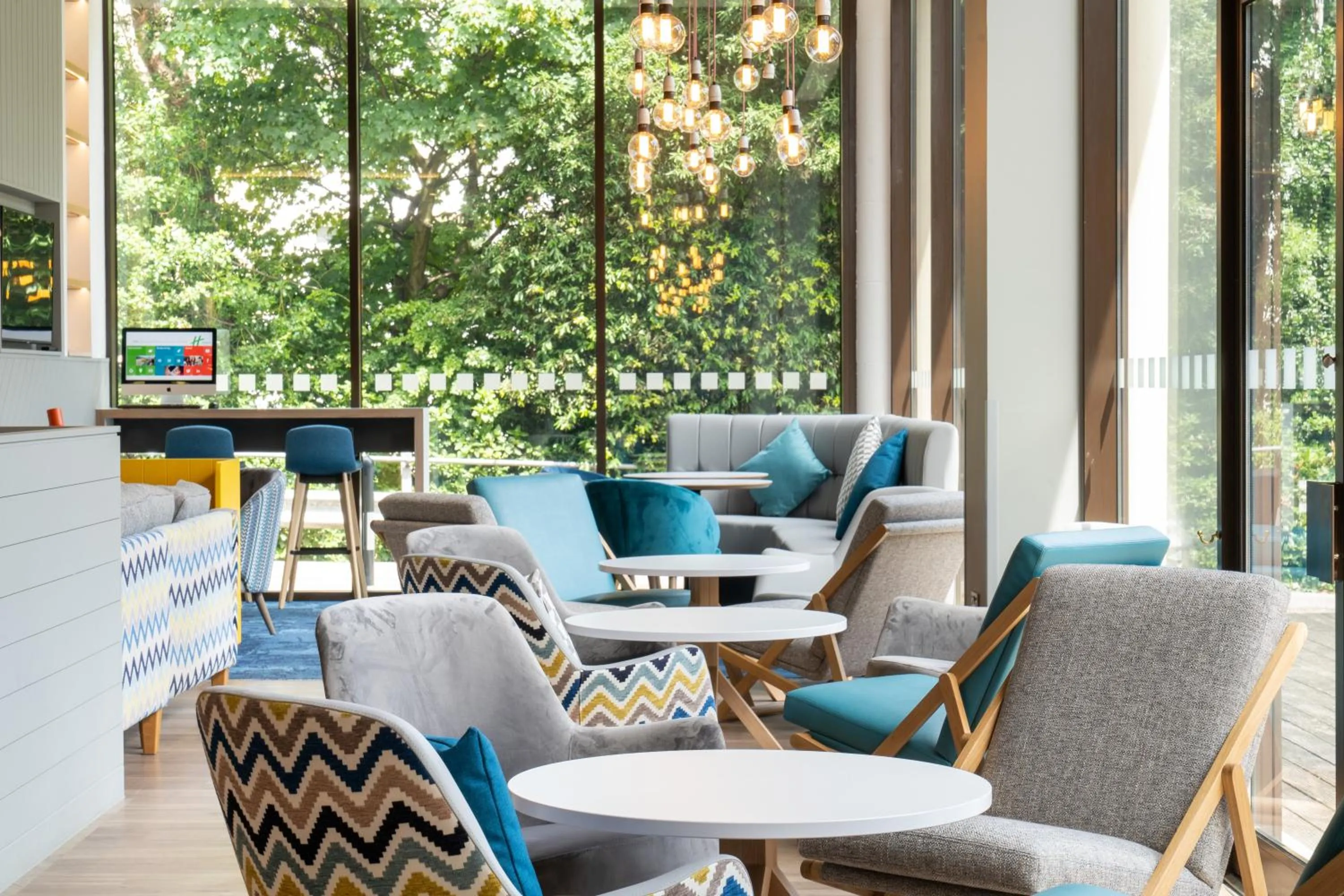 Lounge or bar in Holiday Inn Bournemouth by IHG