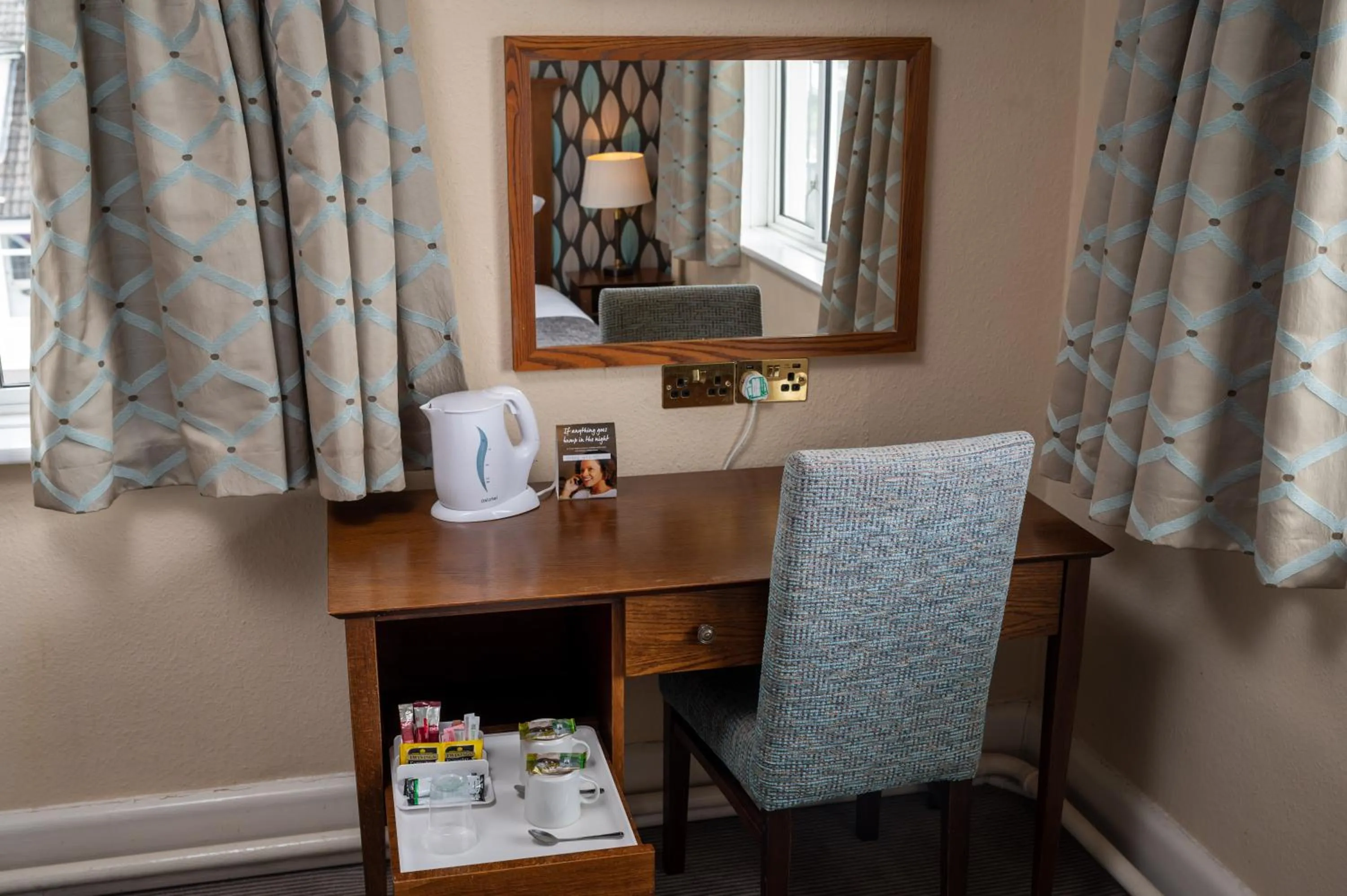 Coffee/tea facilities in Commodore Hotel by Greene King Inns