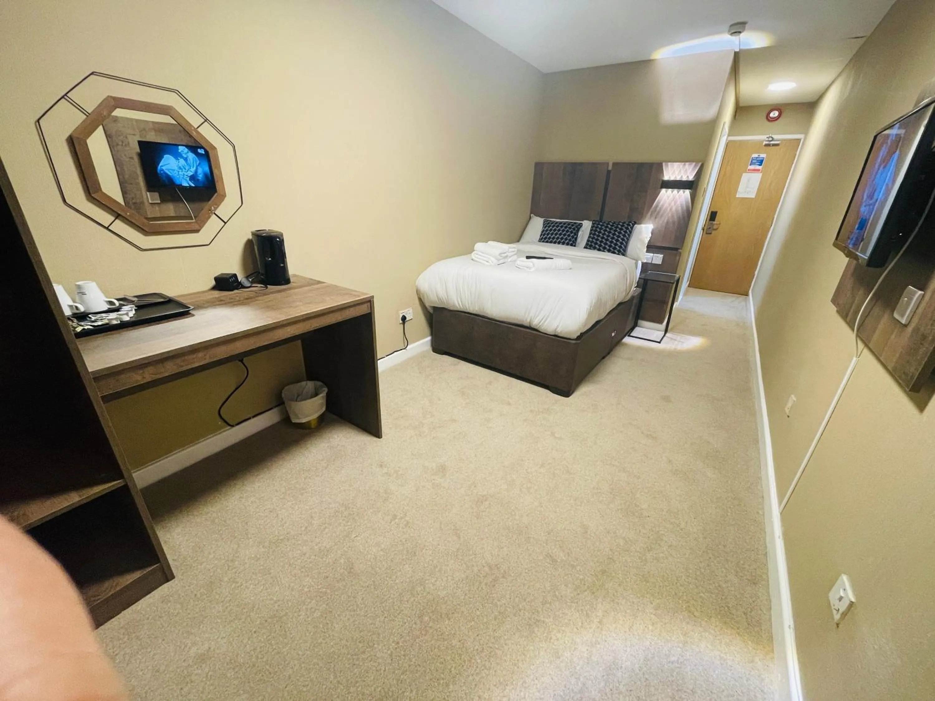 Photo of the whole room, Bed in Hylands Hotel