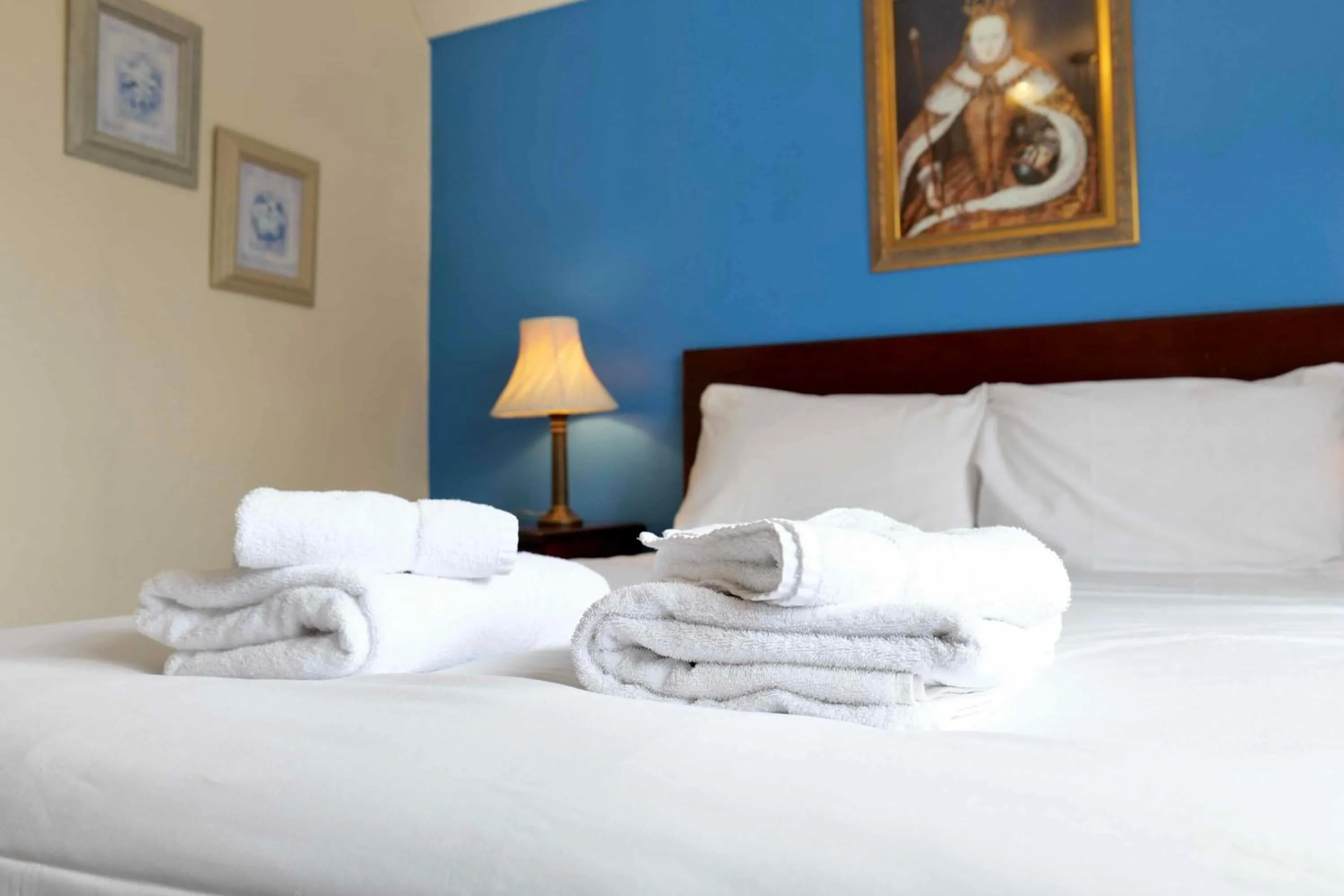 Bed in The Mary Arden Inn