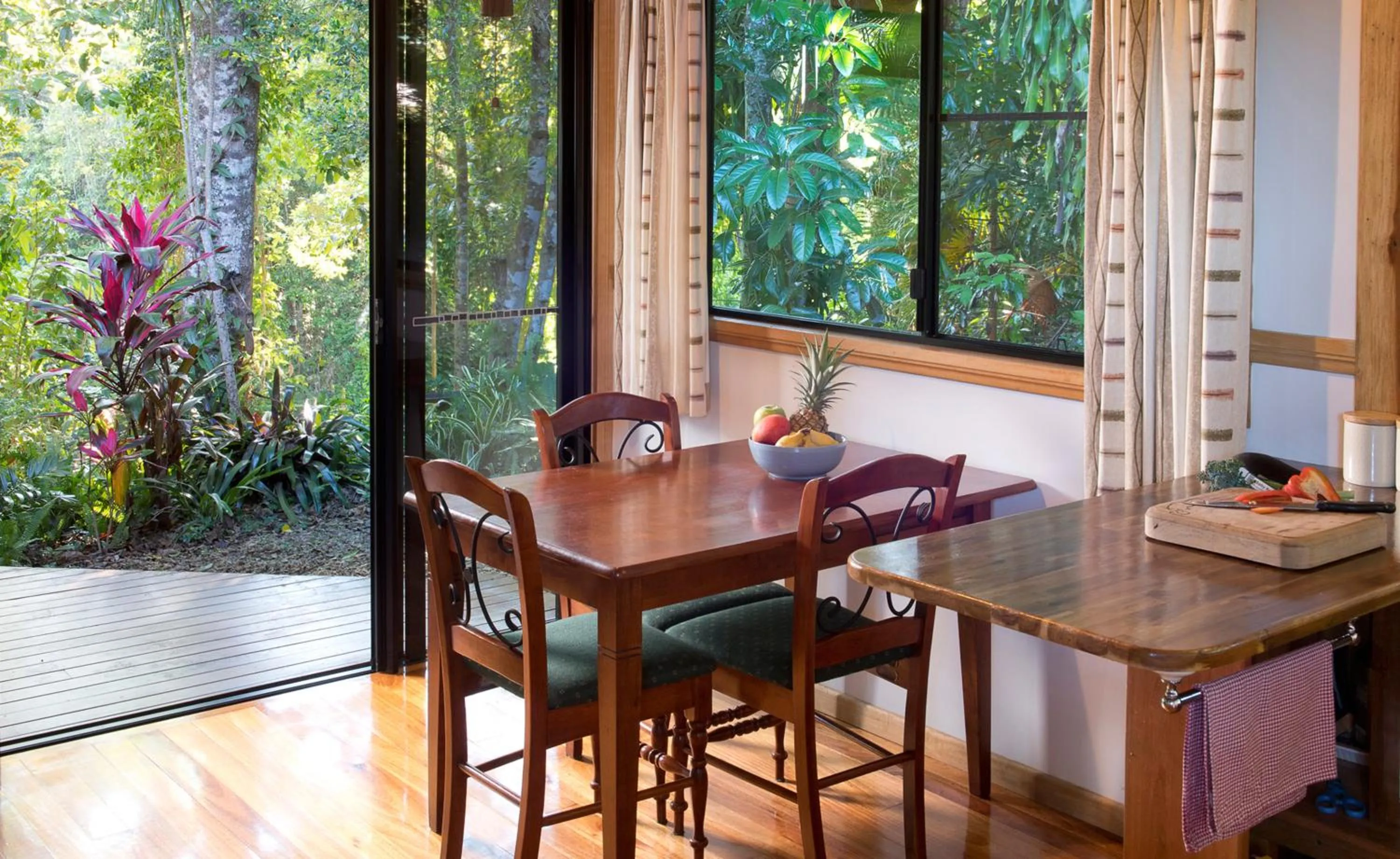 Dining area in Sharlynn by the River