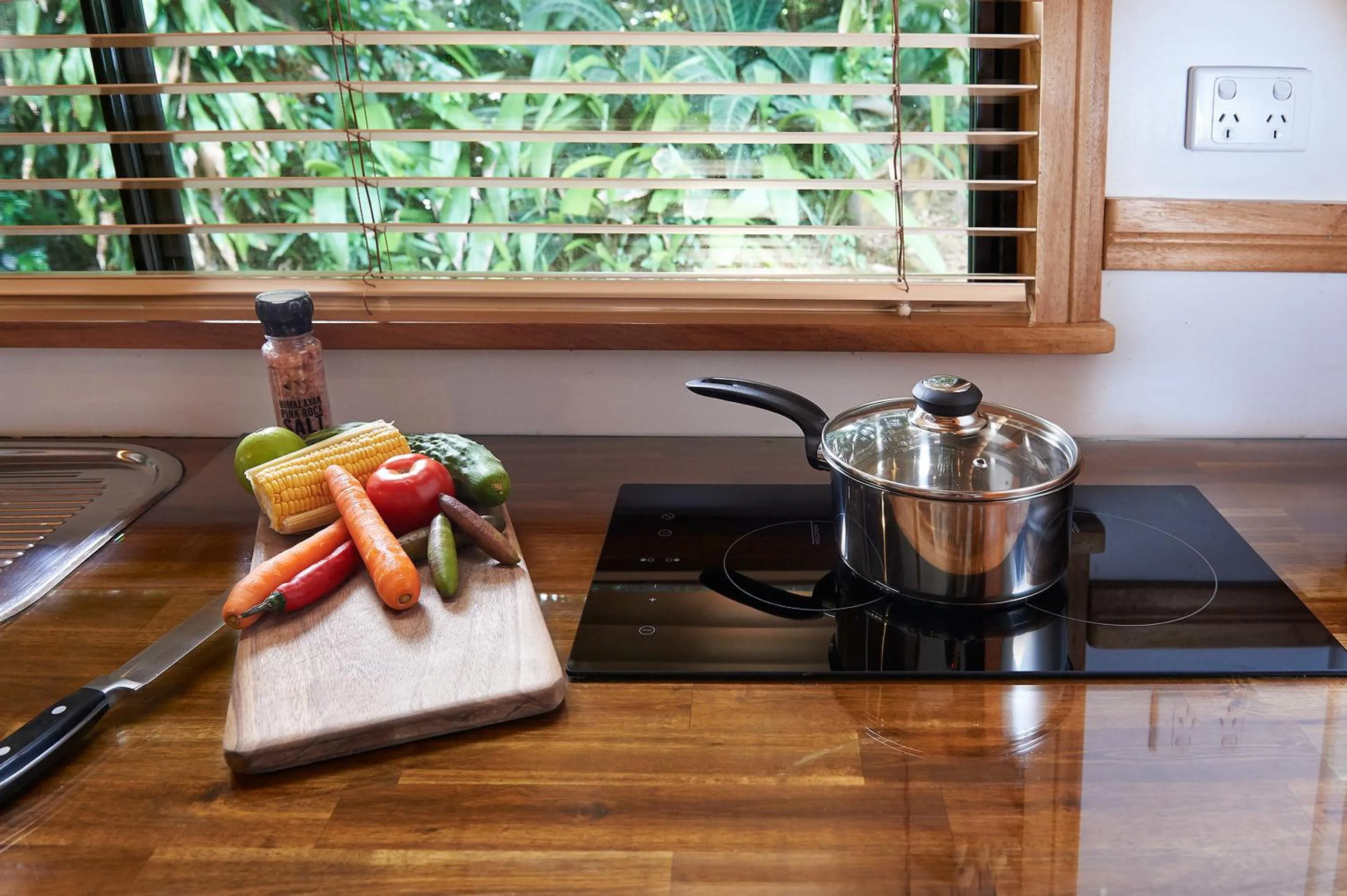 Kitchen or kitchenette in Sharlynn by the River