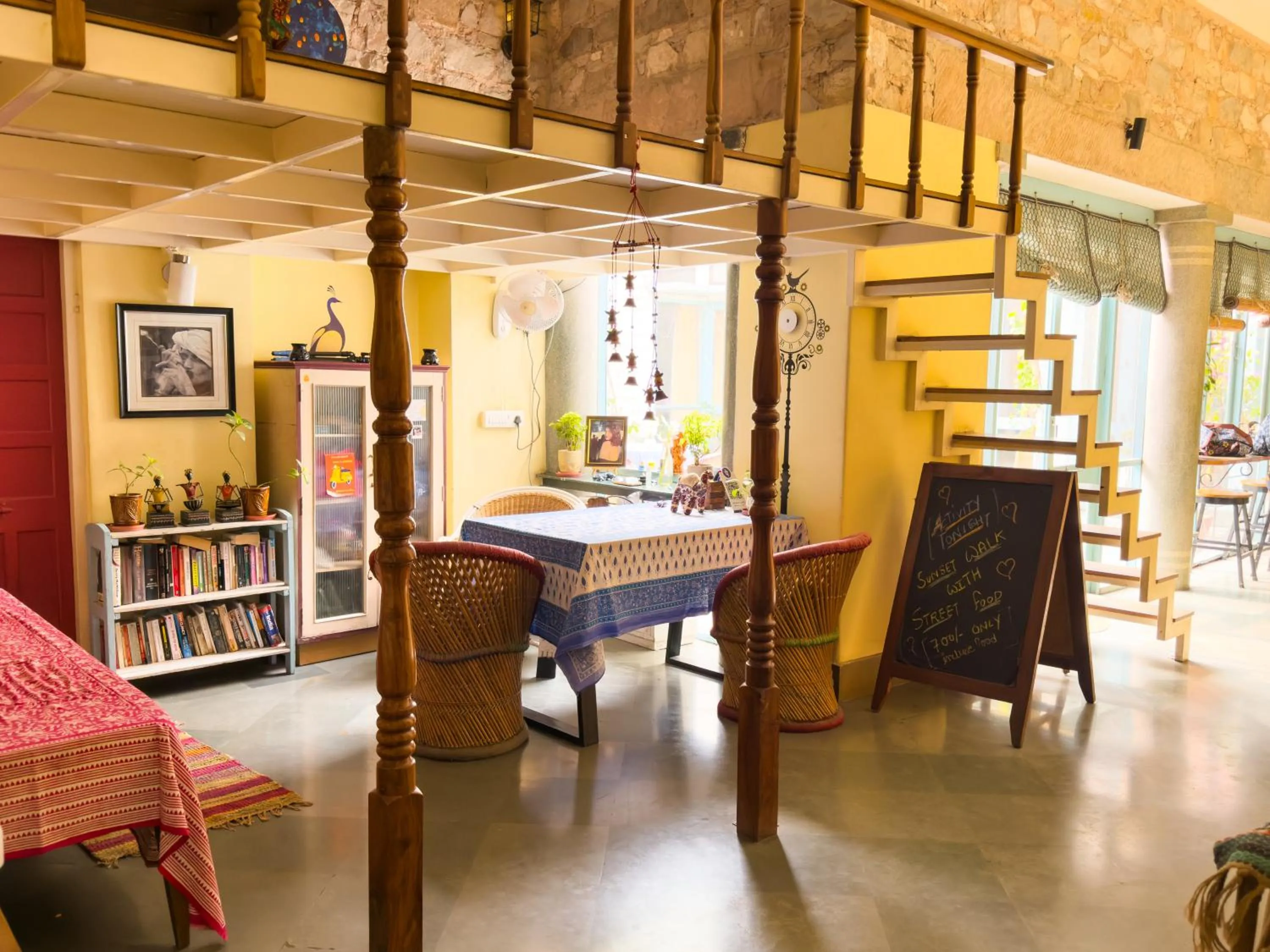 Library in Jaipur Jantar Hostel