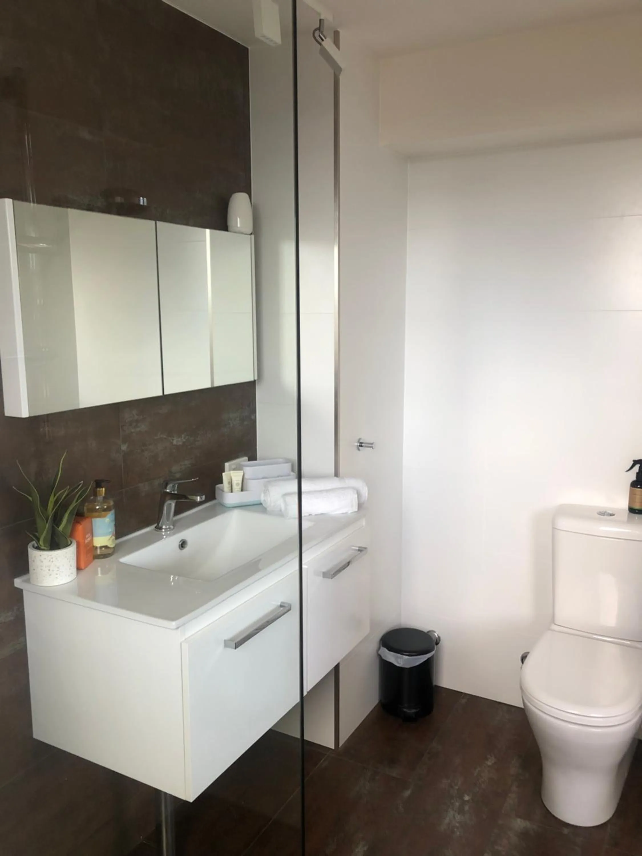 Bathroom in Oceania on Burleigh Beach