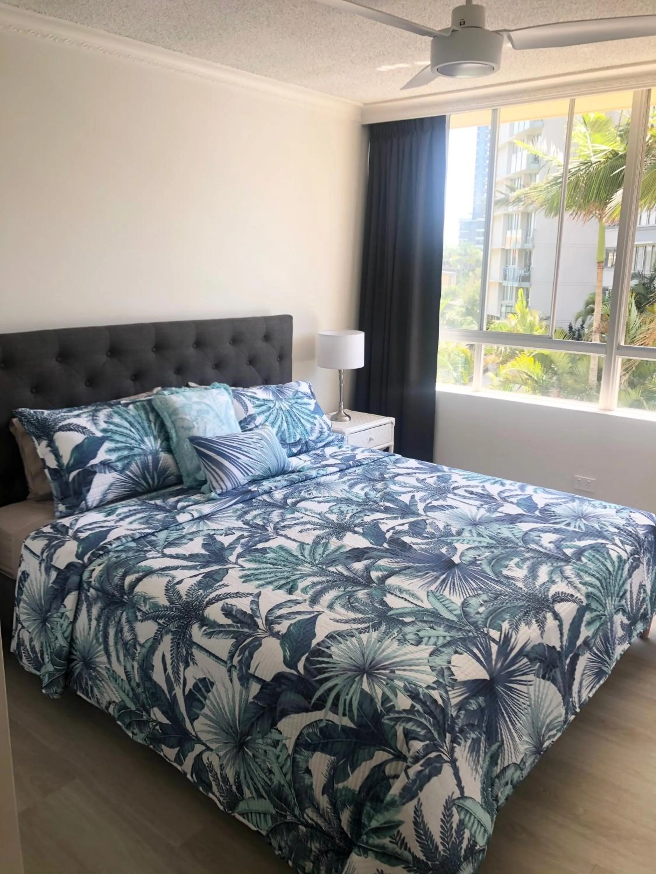 Bedroom, Bed in Oceania on Burleigh Beach