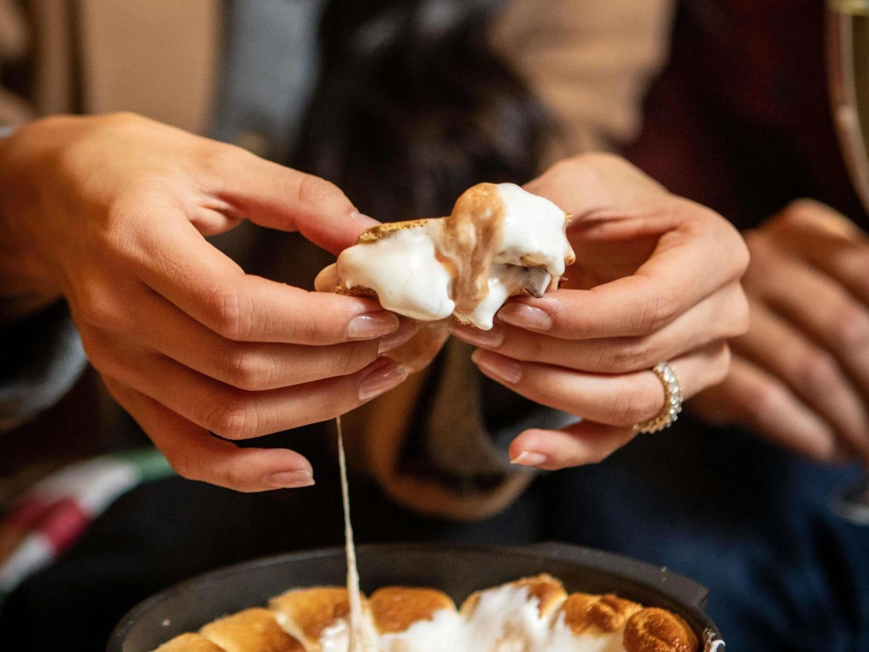 Lounge or bar in Fairmont Chicago Millennium Park