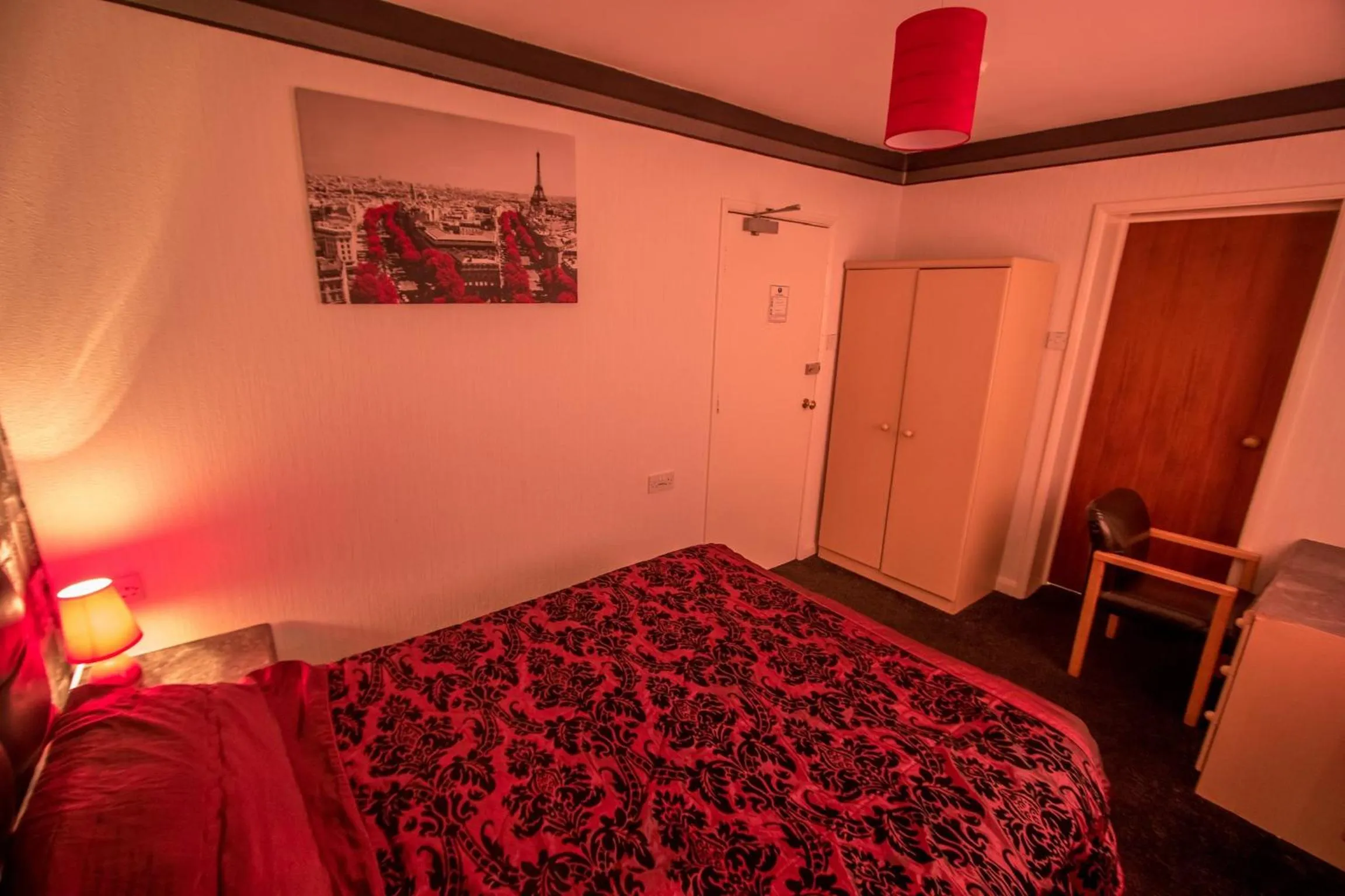 Photo of the whole room, Bed in The Carlton Hotel