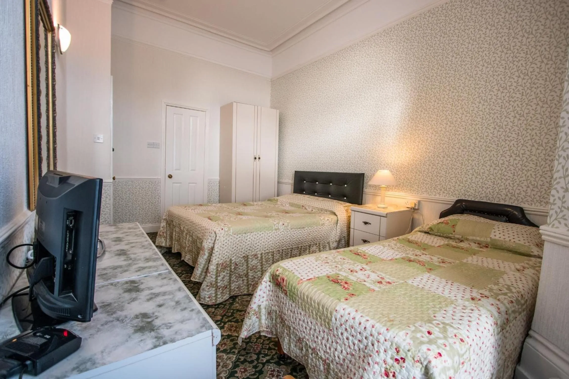 Photo of the whole room, Bed in The Carlton Hotel