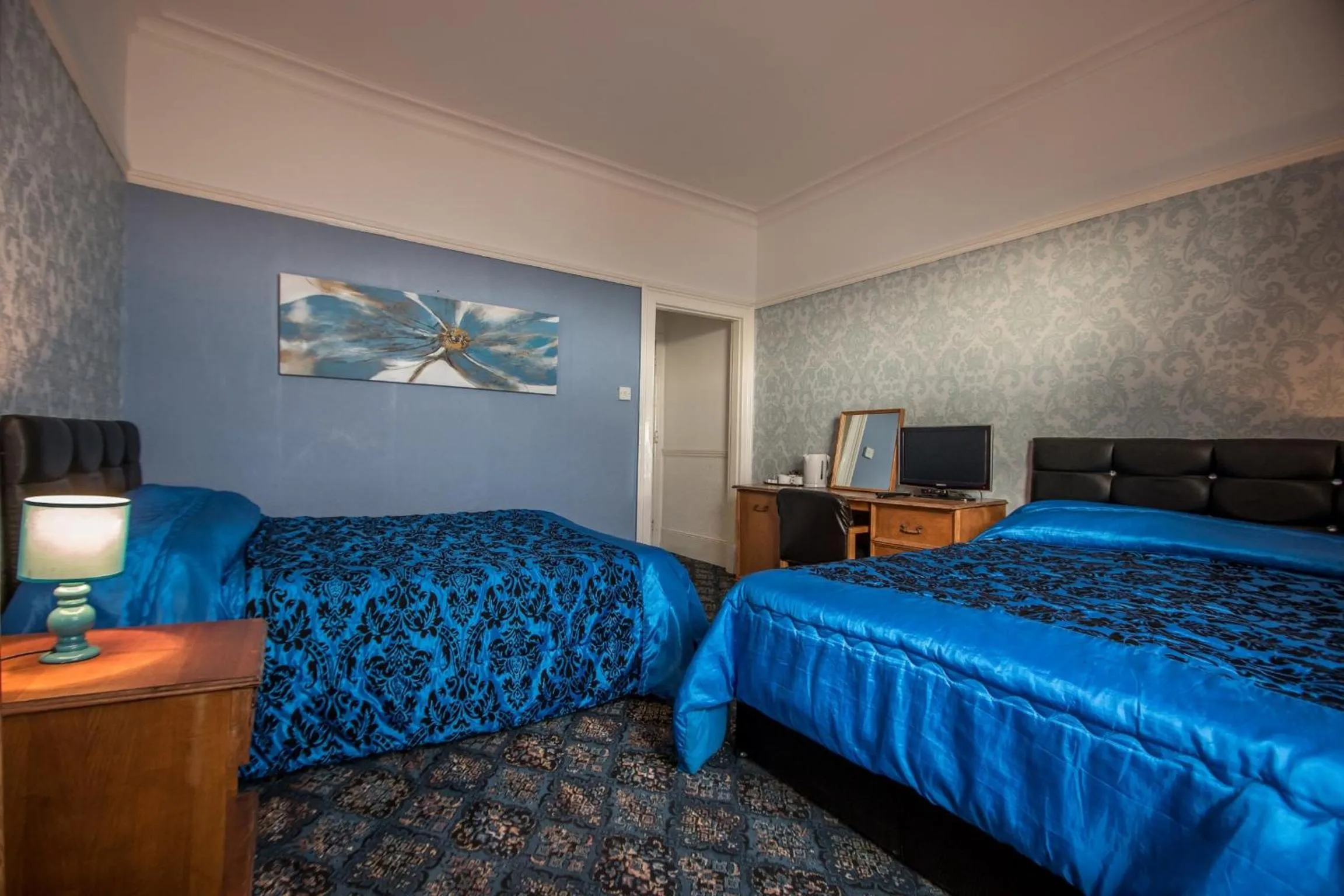 Photo of the whole room, Bed in The Carlton Hotel