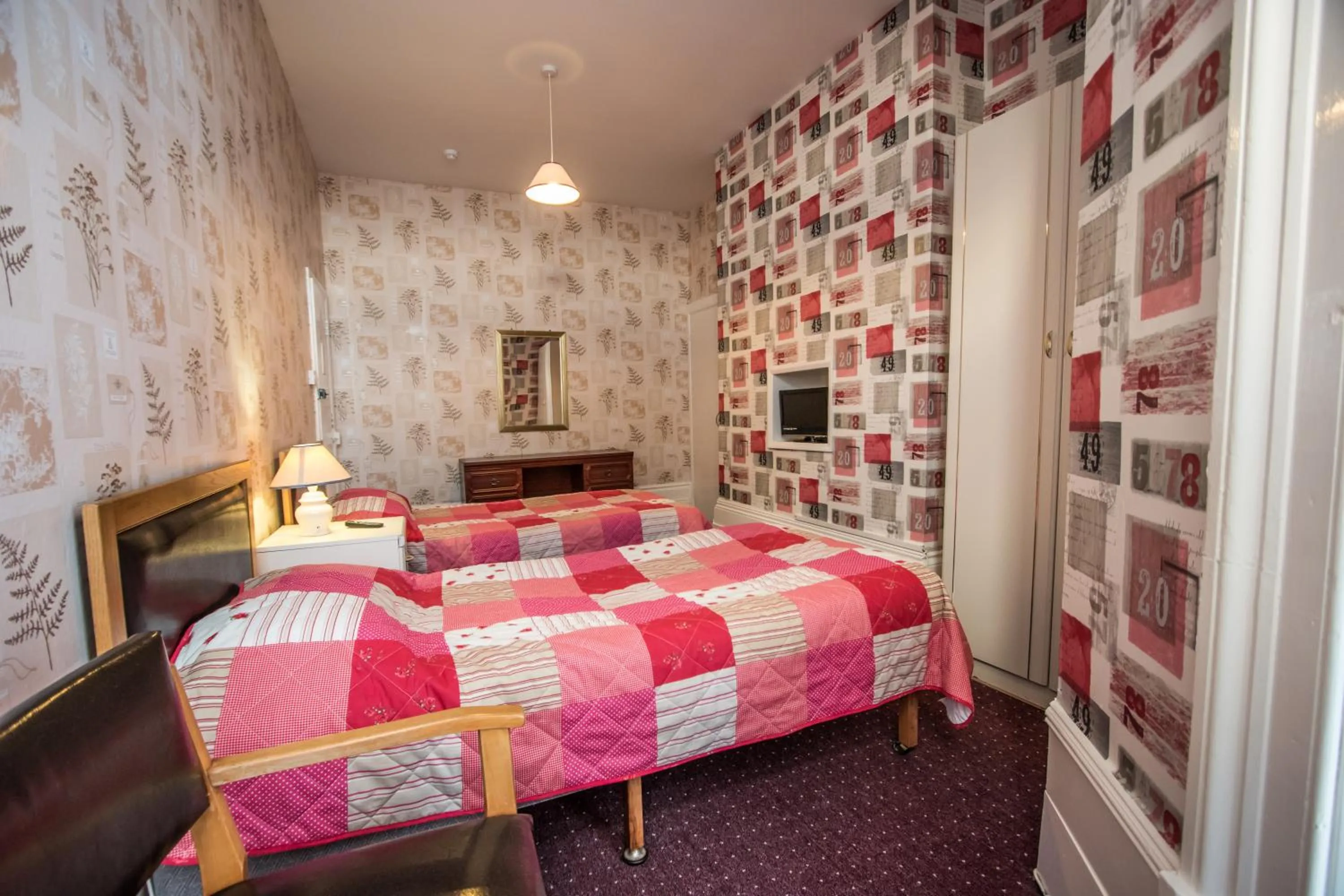 Photo of the whole room, Bed in The Carlton Hotel