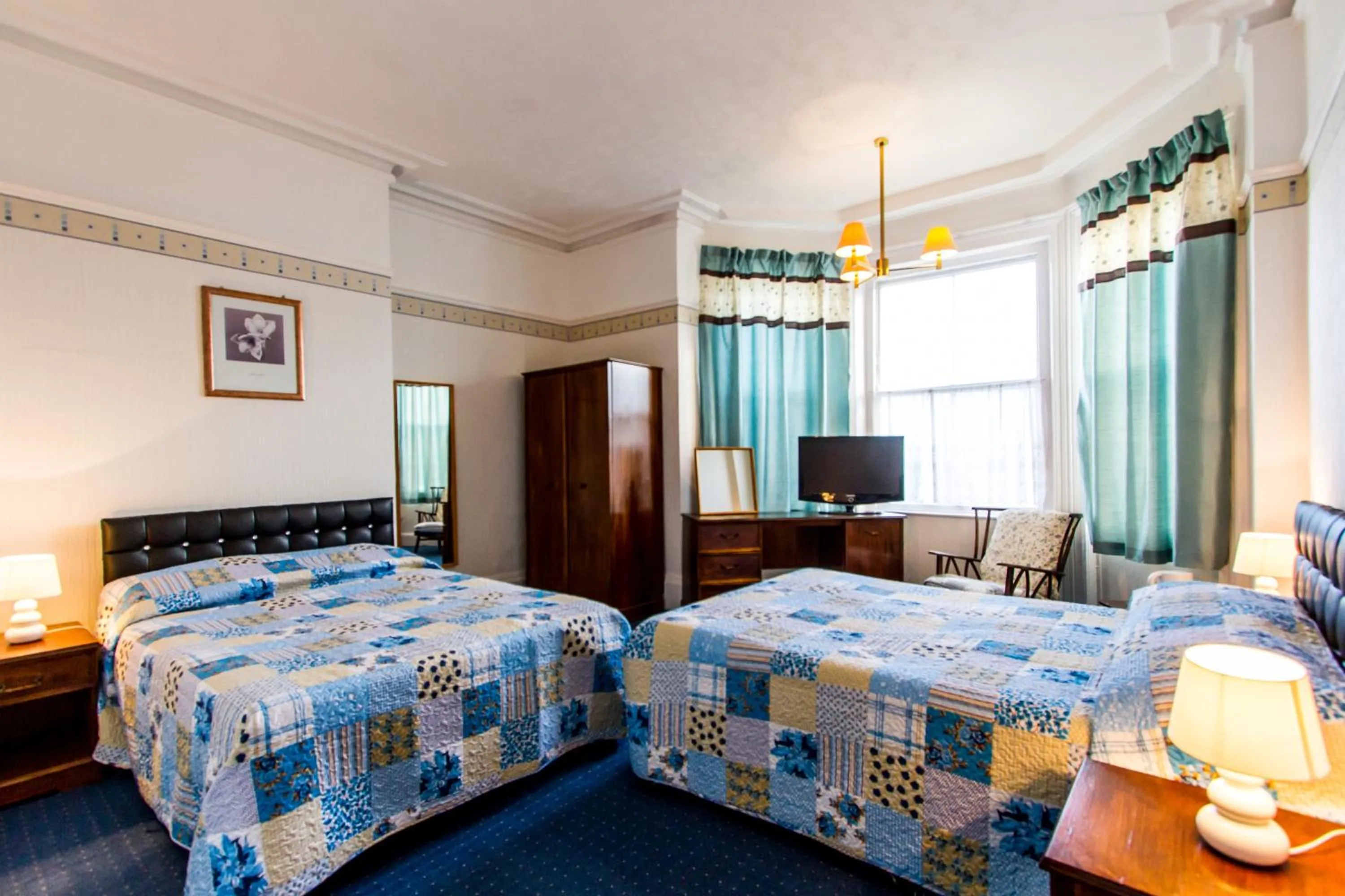 Bedroom, Bed in The Carlton Hotel