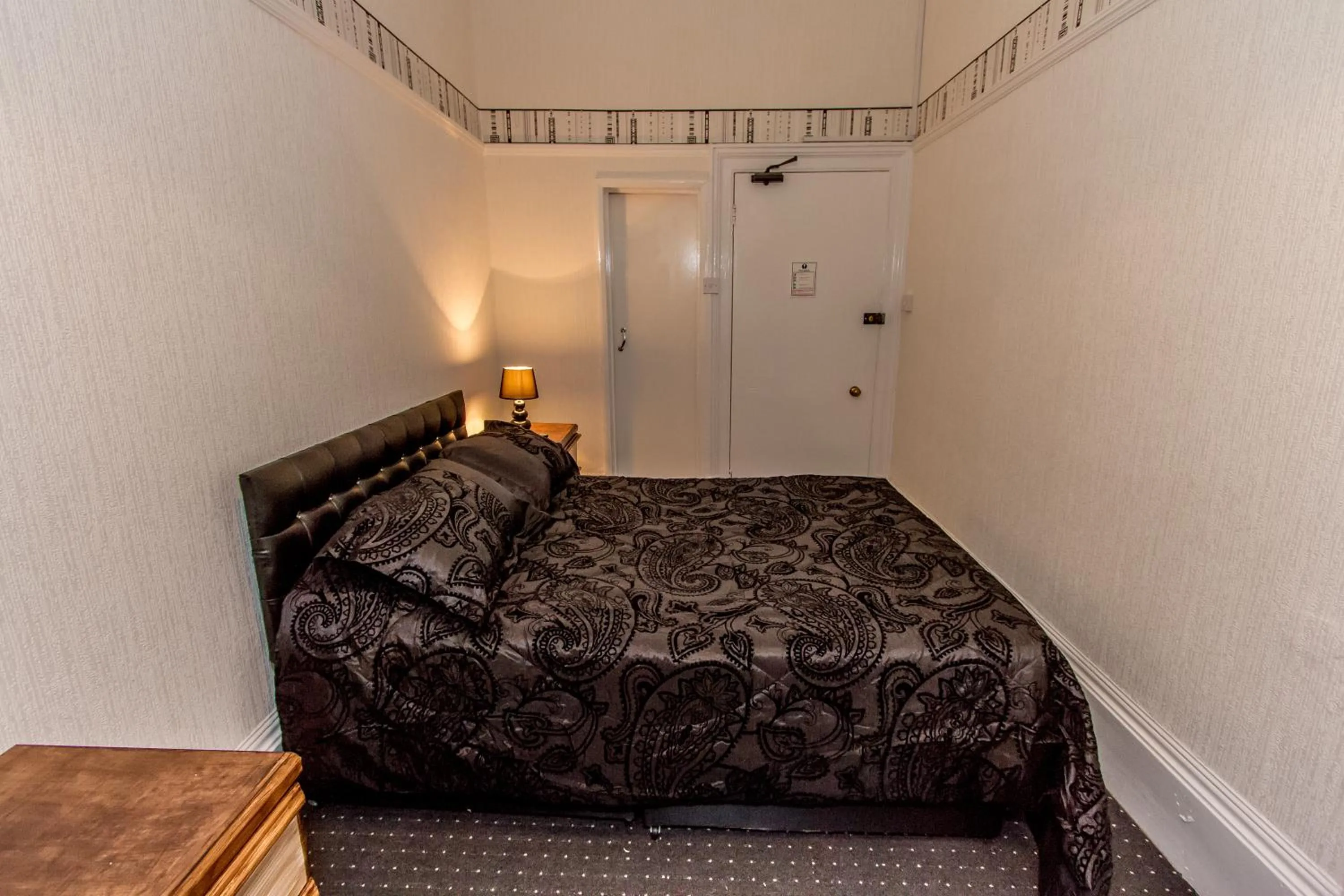 Bedroom, Bed in The Carlton Hotel