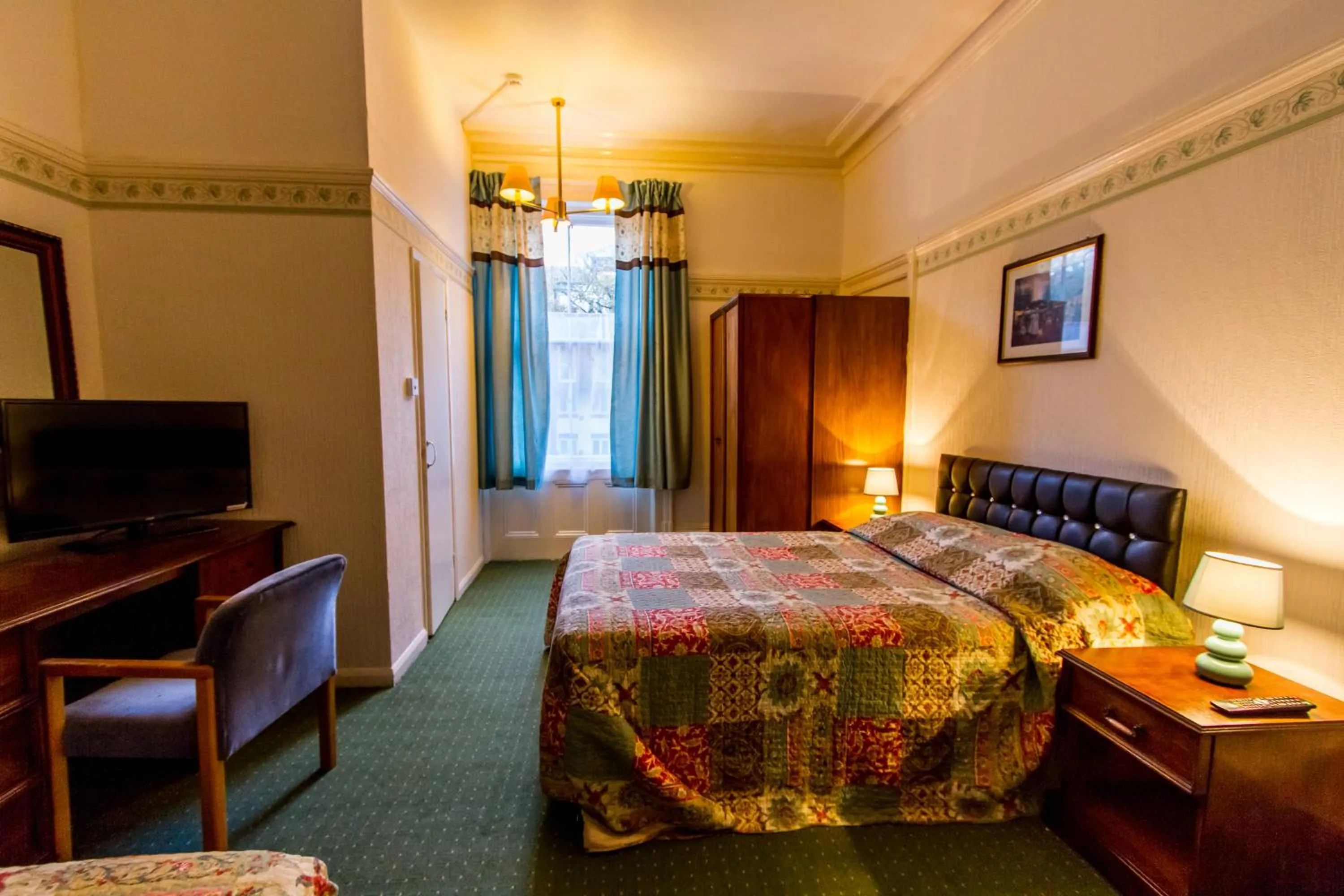 Bedroom, Bed in The Carlton Hotel