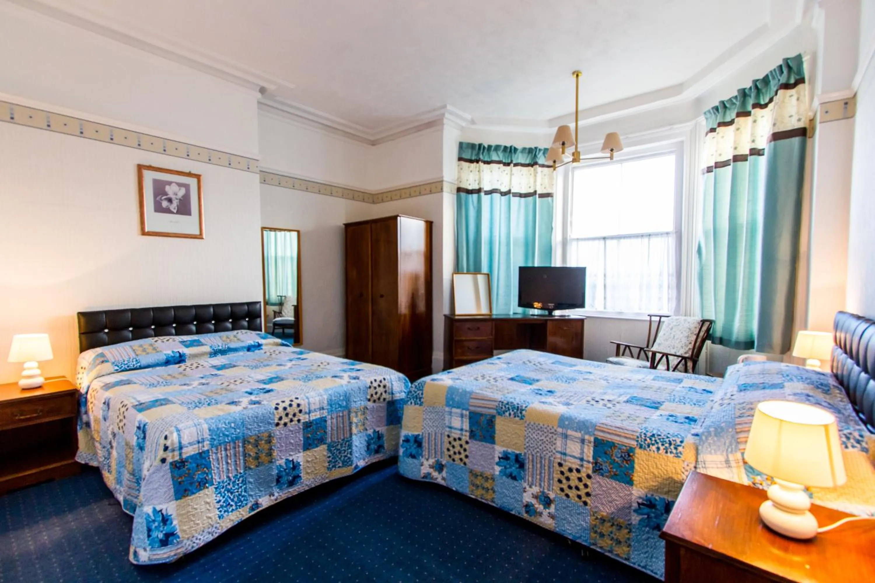 Bedroom, Bed in The Carlton Hotel