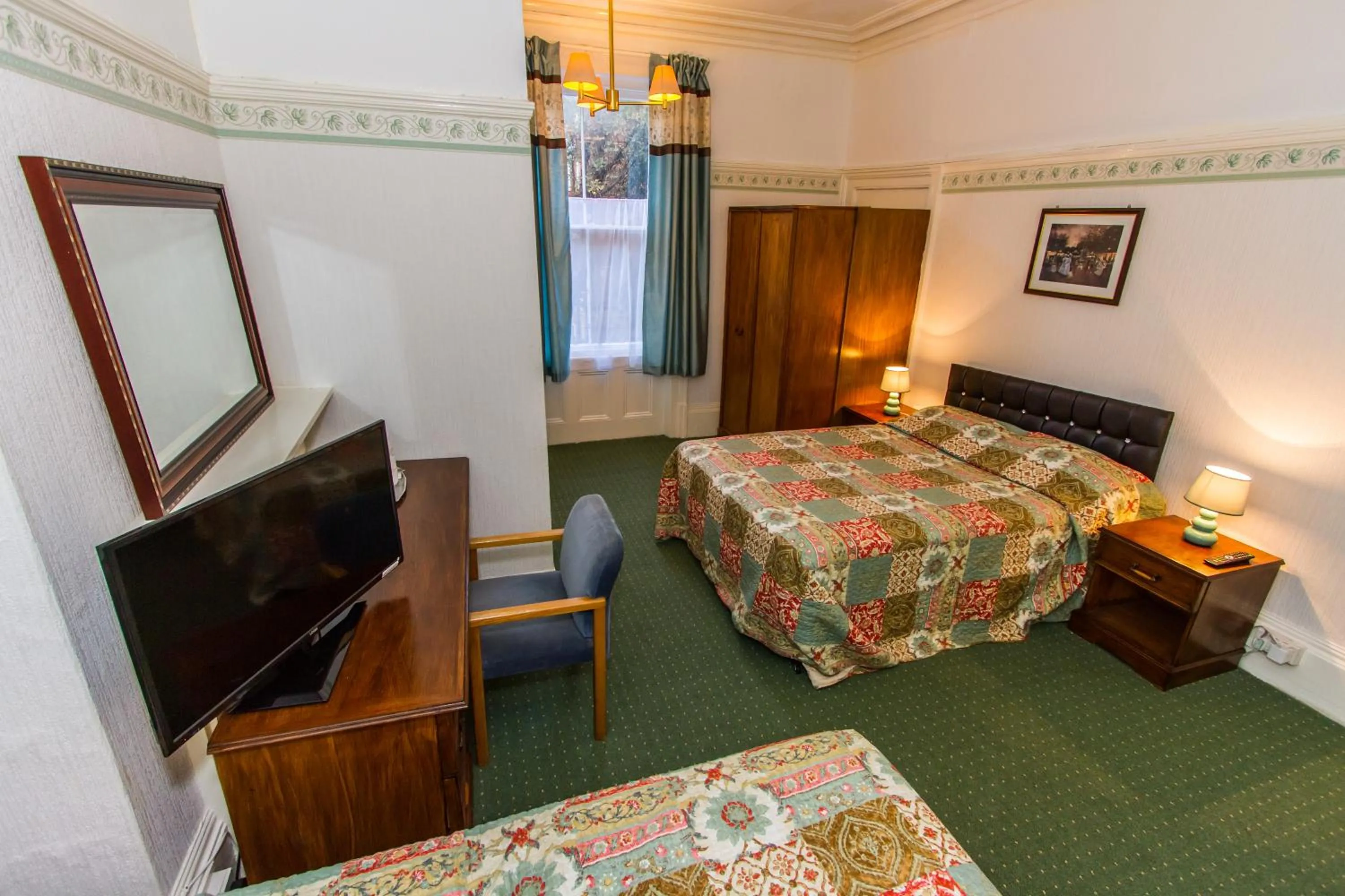 Bedroom, Bed in The Carlton Hotel