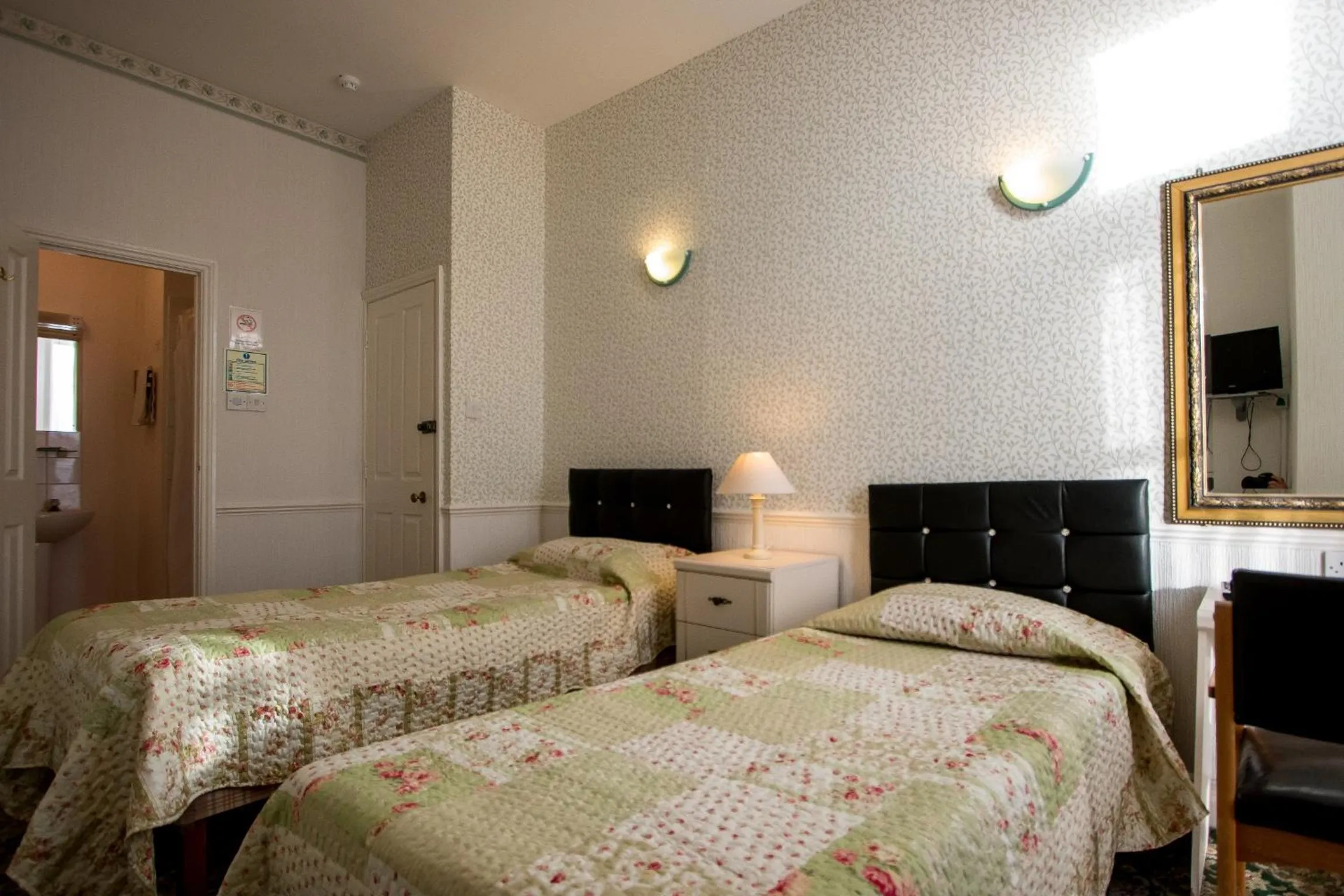 Photo of the whole room, Bed in The Carlton Hotel